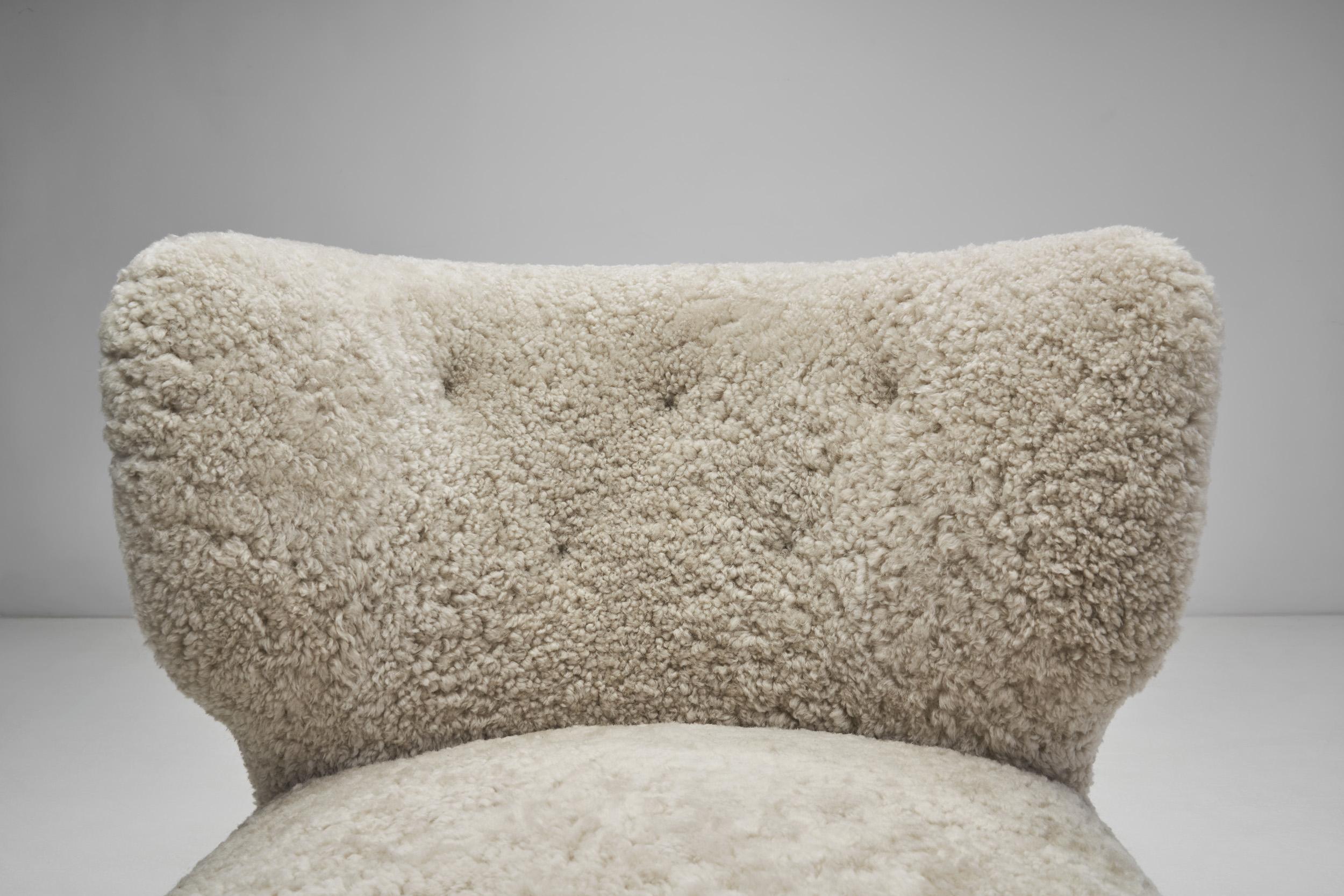 Cuir de mouton Fauteuils scandinaves en peau de mouton avec poufs, Scandinavie, vers 1950 en vente