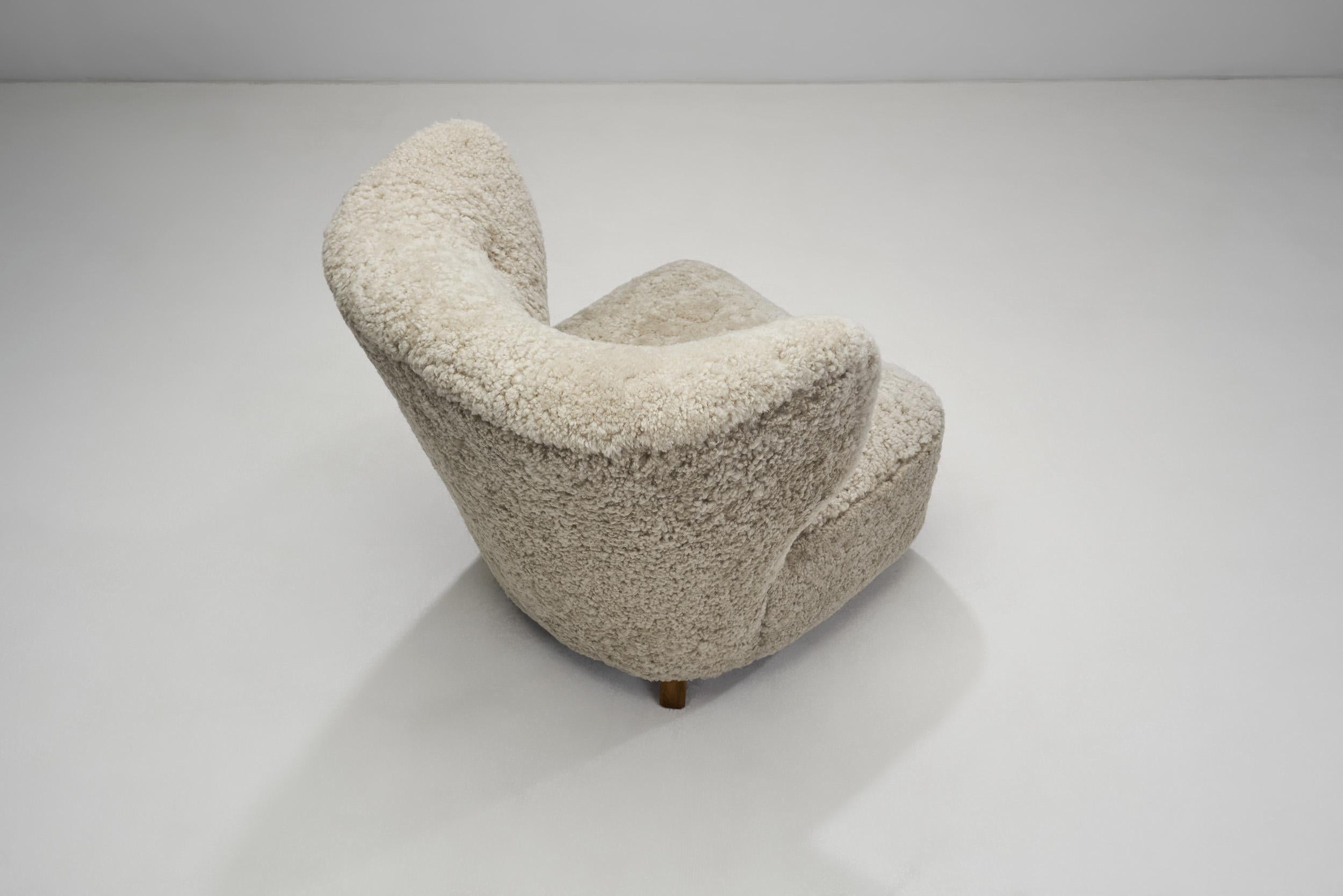 Fauteuils scandinaves en peau de mouton avec poufs, Scandinavie, vers 1950 en vente 1