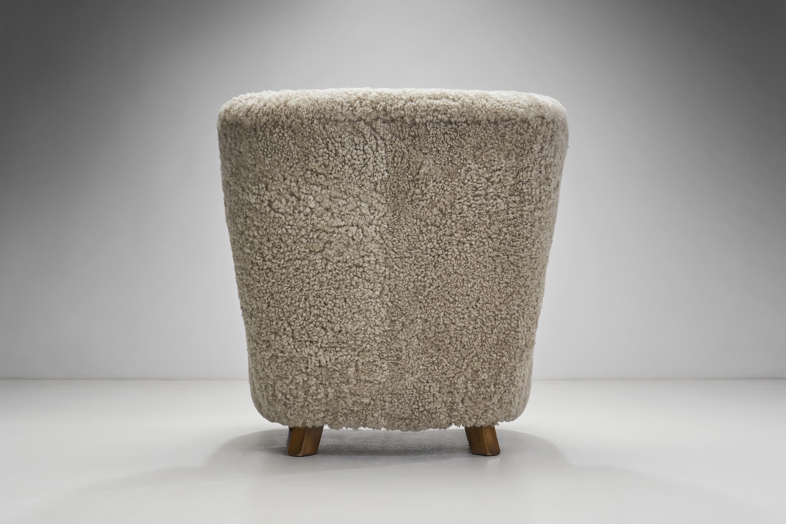 Fauteuils scandinaves en peau de mouton avec poufs, Scandinavie, vers 1950 en vente 2