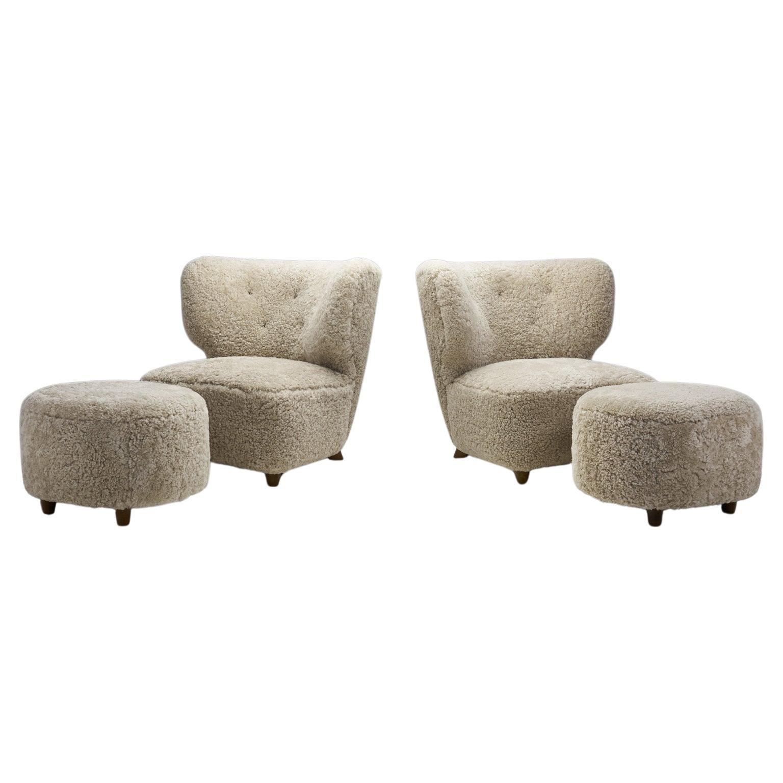 Fauteuils scandinaves en peau de mouton avec poufs, Scandinavie, vers 1950 en vente