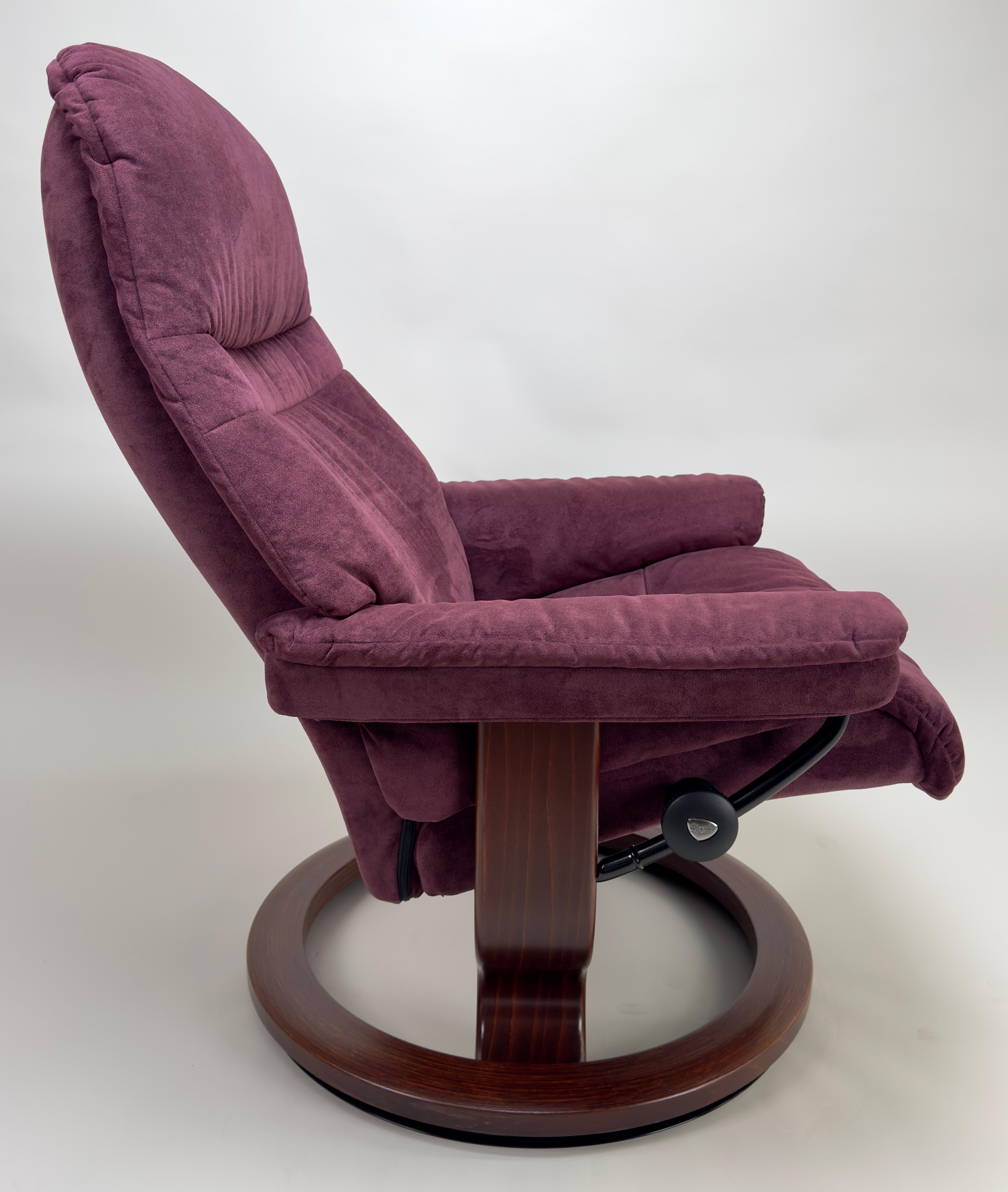 Scandinavian Ekornes Stressless Adjustable Purple Suede  Recliner & Ottoman  In Good Condition For Sale In Plainview, NY