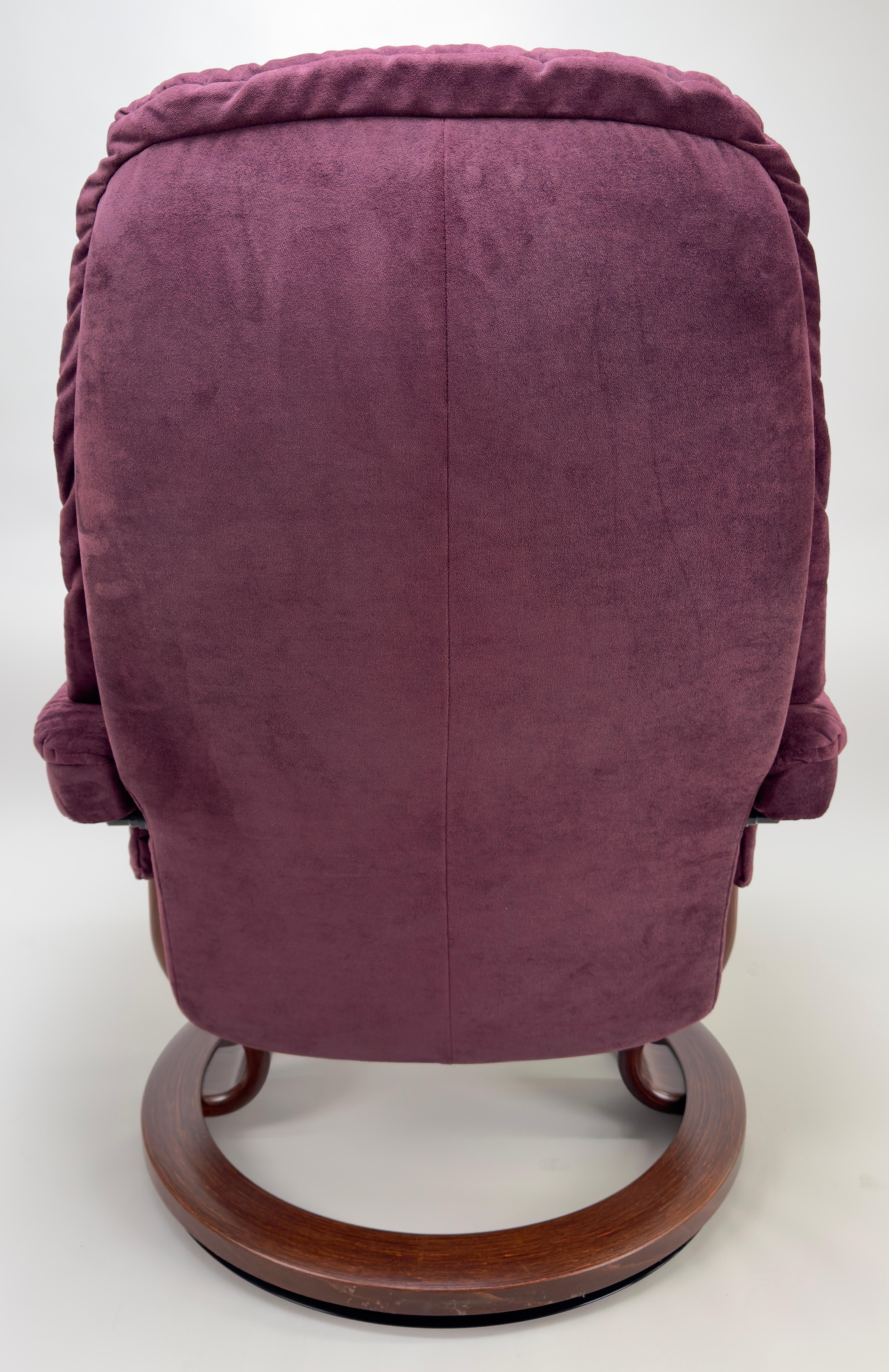 Scandinavian Ekornes Stressless Adjustable Purple Suede  Recliner & Ottoman  In Good Condition For Sale In Plainview, NY