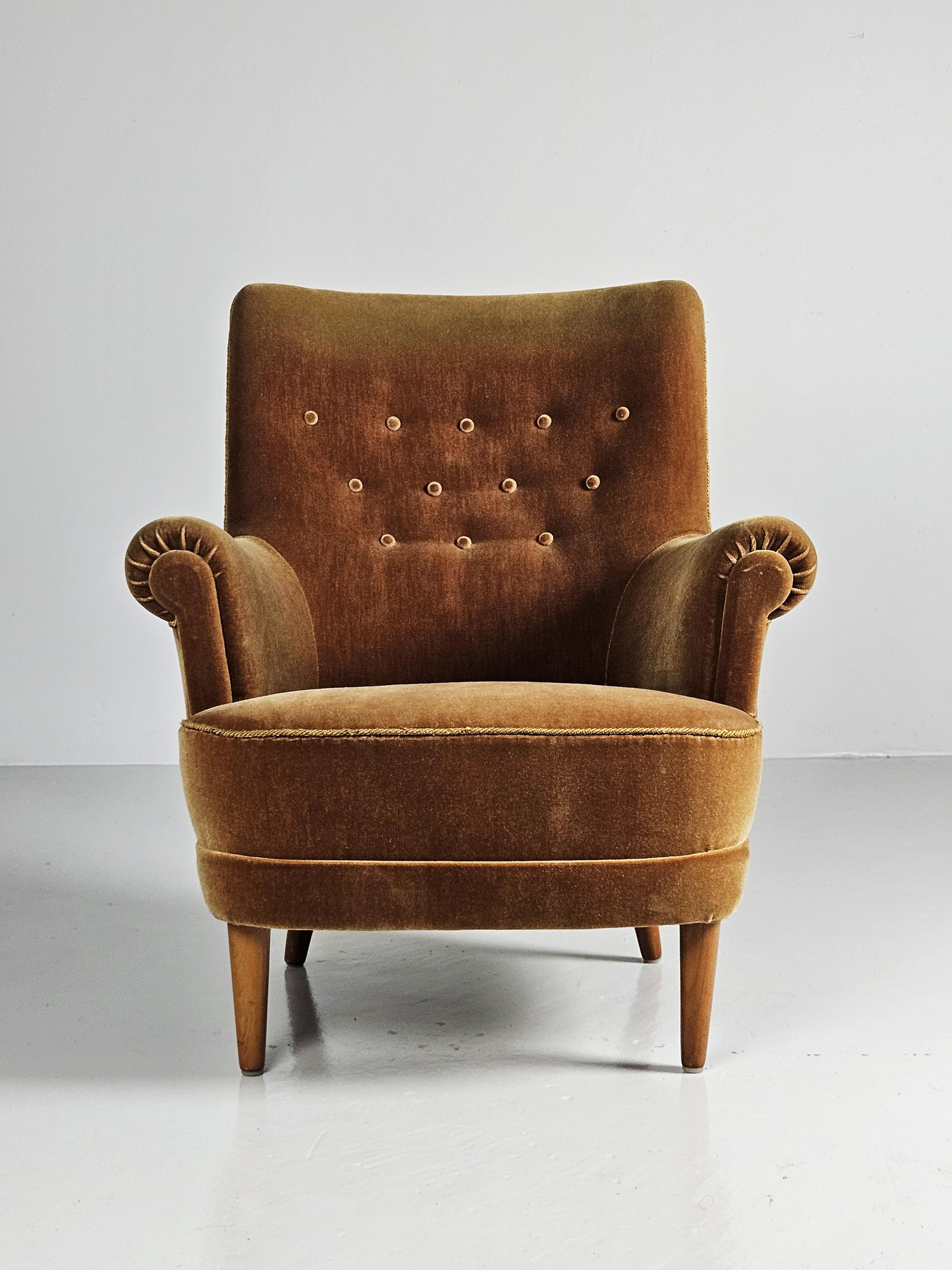 Great lounge chair by Carl Malmsten. Model is 'Hemmakväll' and was designed in the 1940s. 

Original fabric in good condition. 

