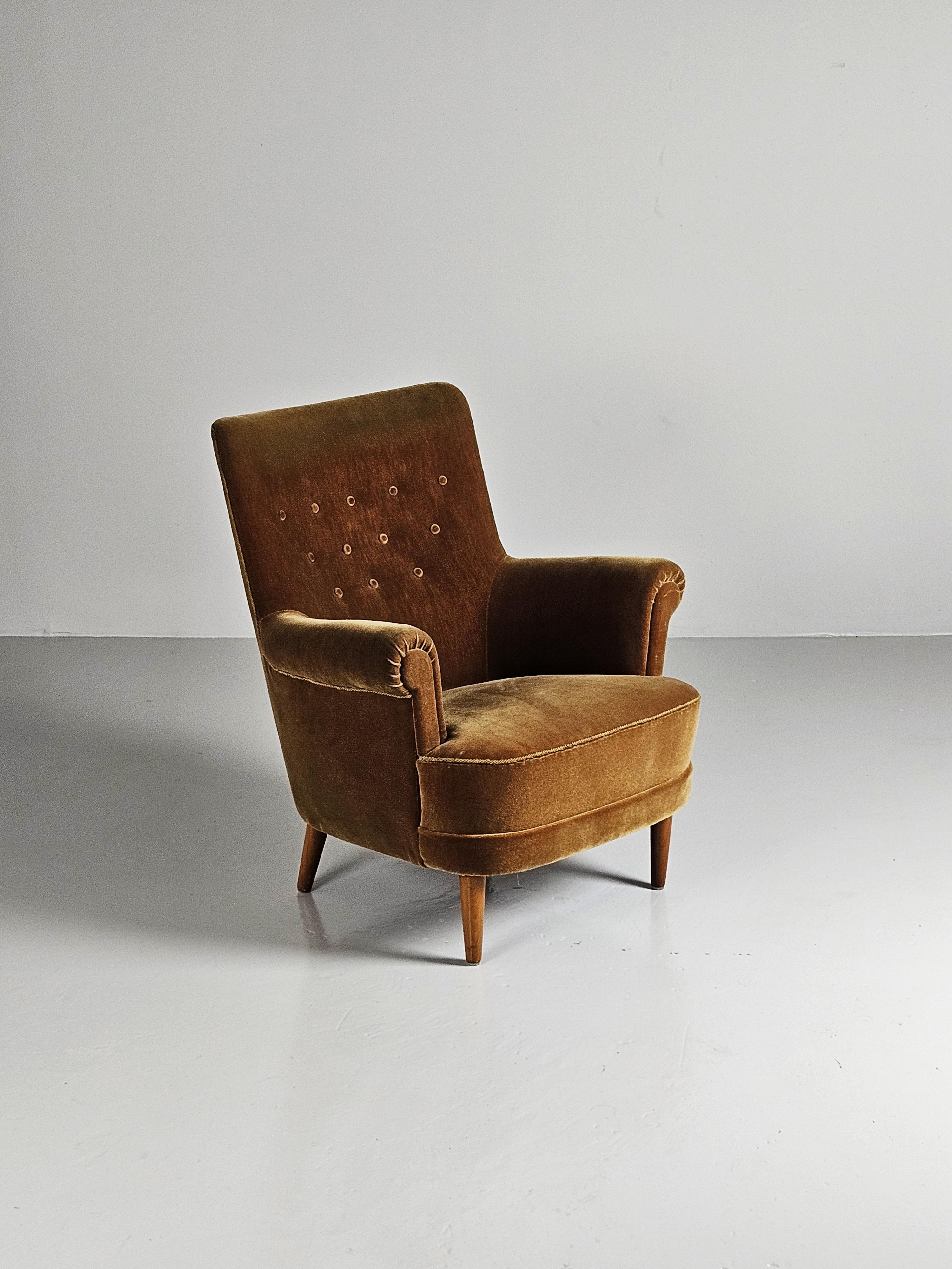 Swedish Scandinavian elegant lounge chair by Carl Malmsten, Sweden, 1950s For Sale