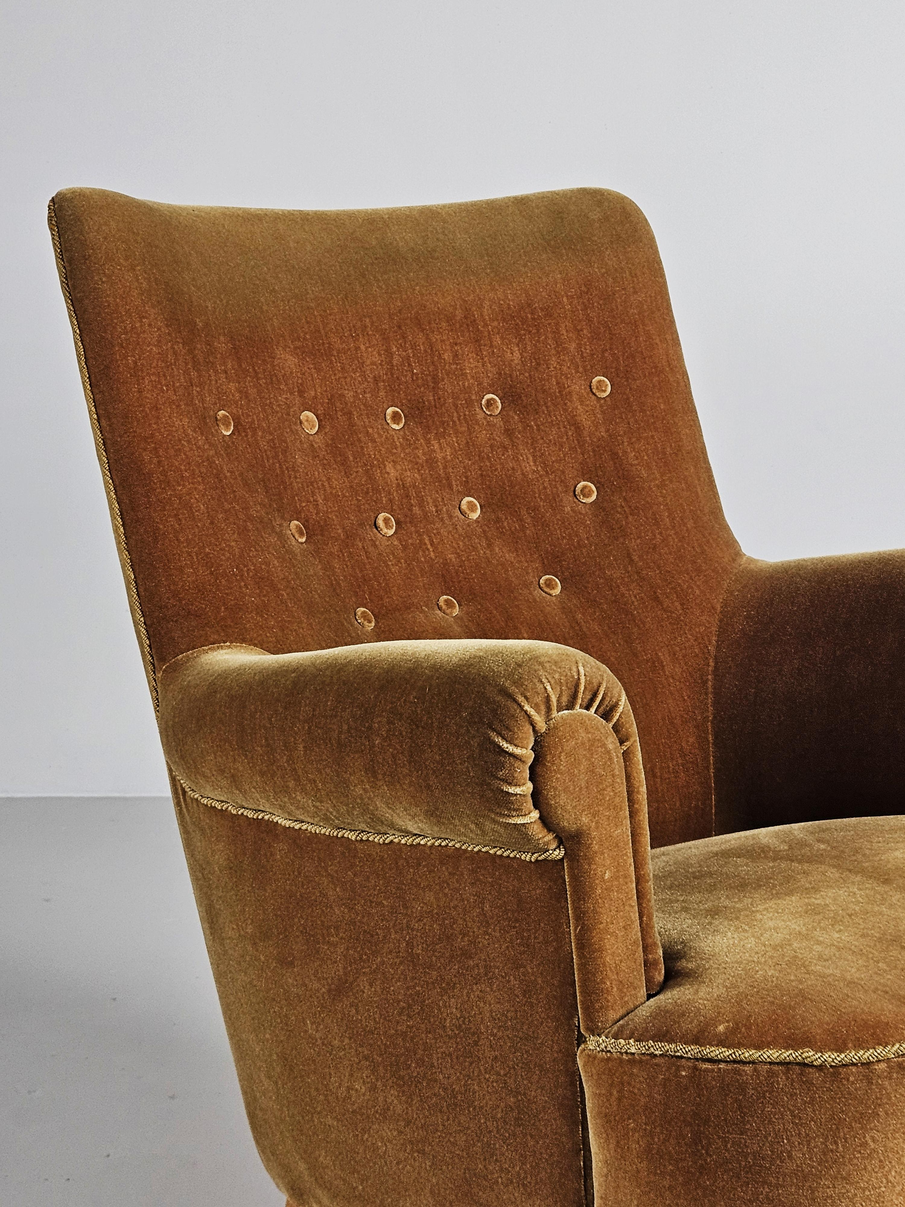 Scandinavian elegant lounge chair by Carl Malmsten, Sweden, 1950s In Good Condition For Sale In Eskilstuna, SE