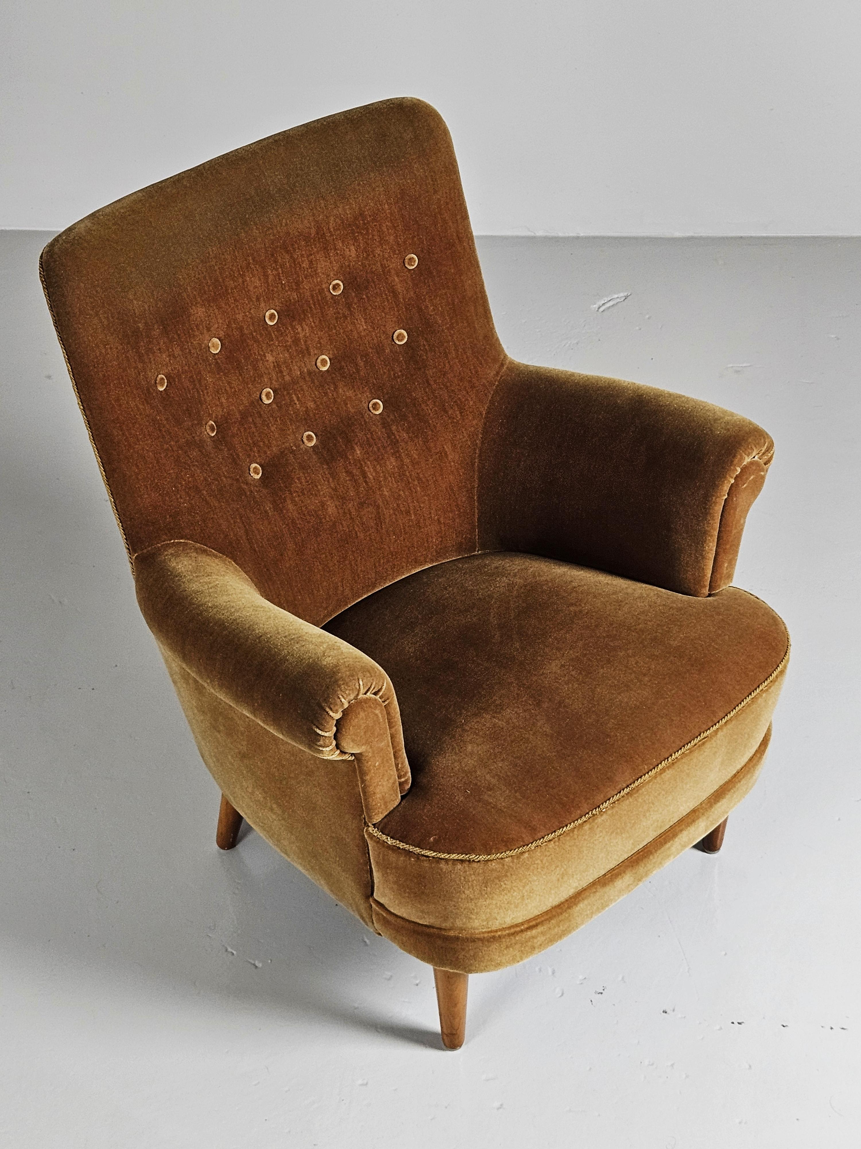 20th Century Scandinavian elegant lounge chair by Carl Malmsten, Sweden, 1950s For Sale