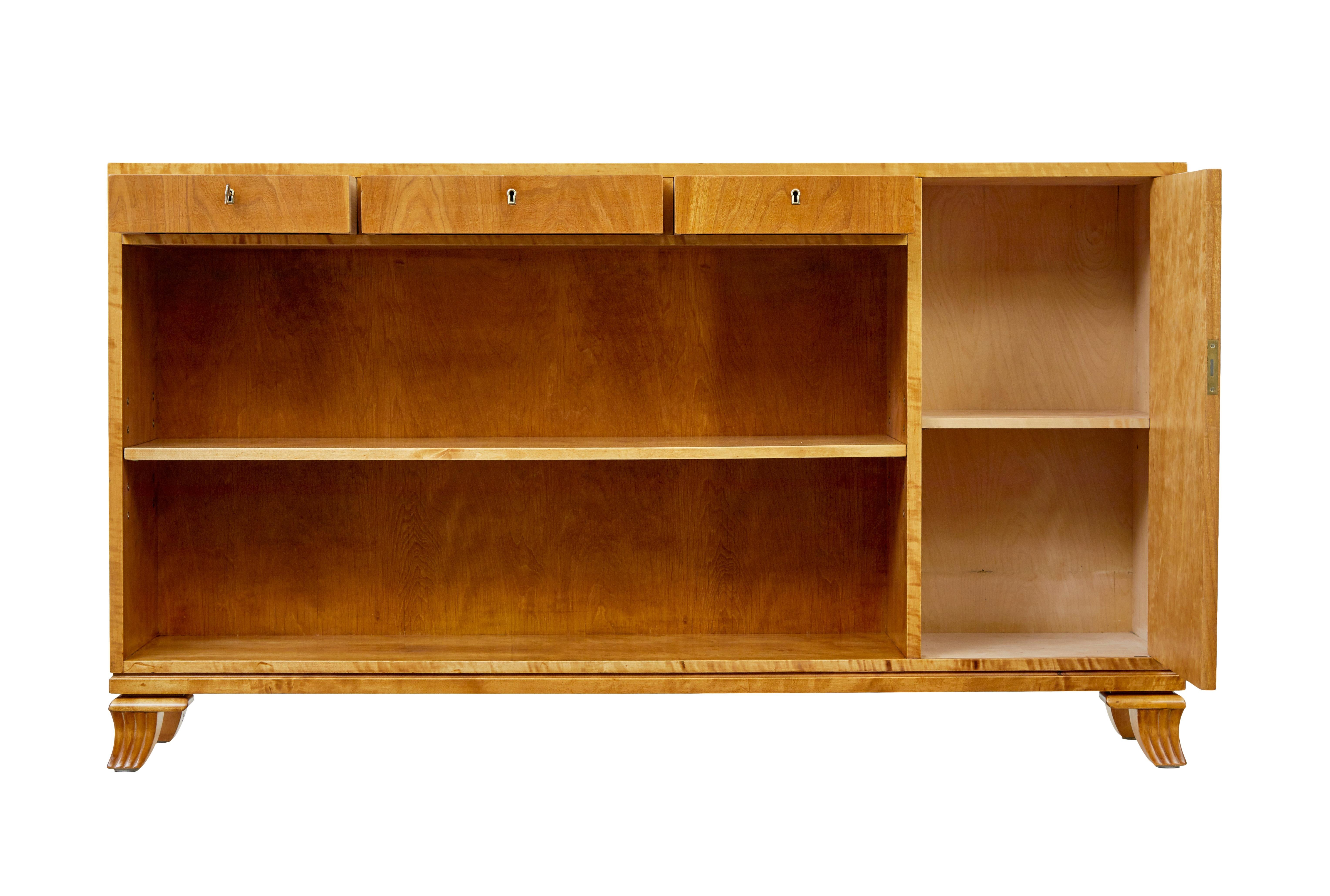 Skandinavisches, niedriges, offenes Bücherregal aus Ulme und Birke (Moderne der Mitte des Jahrhunderts)
