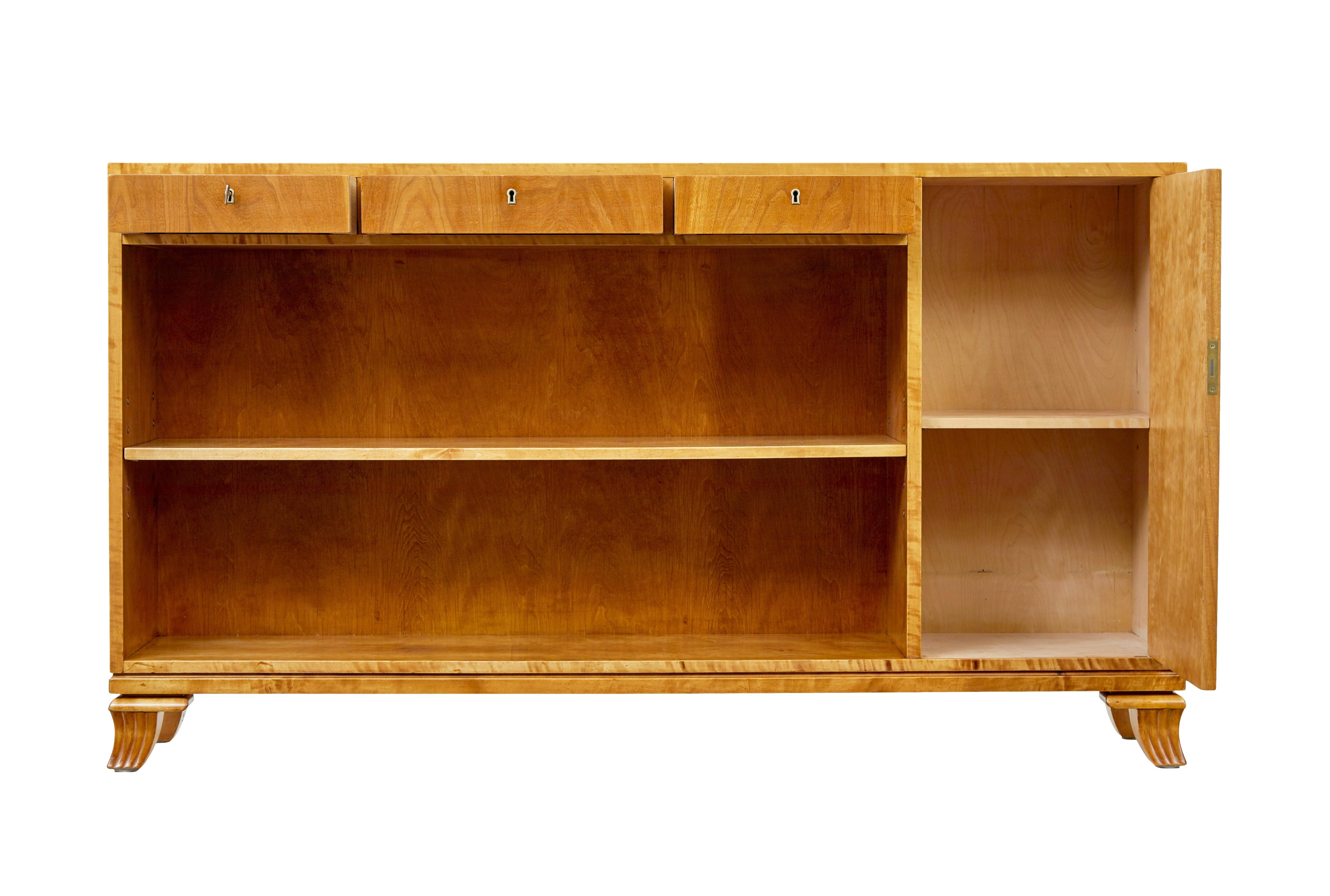 Mid-Century Modern Bibliothèque scandinave ouverte basse en orme et bouleau en vente