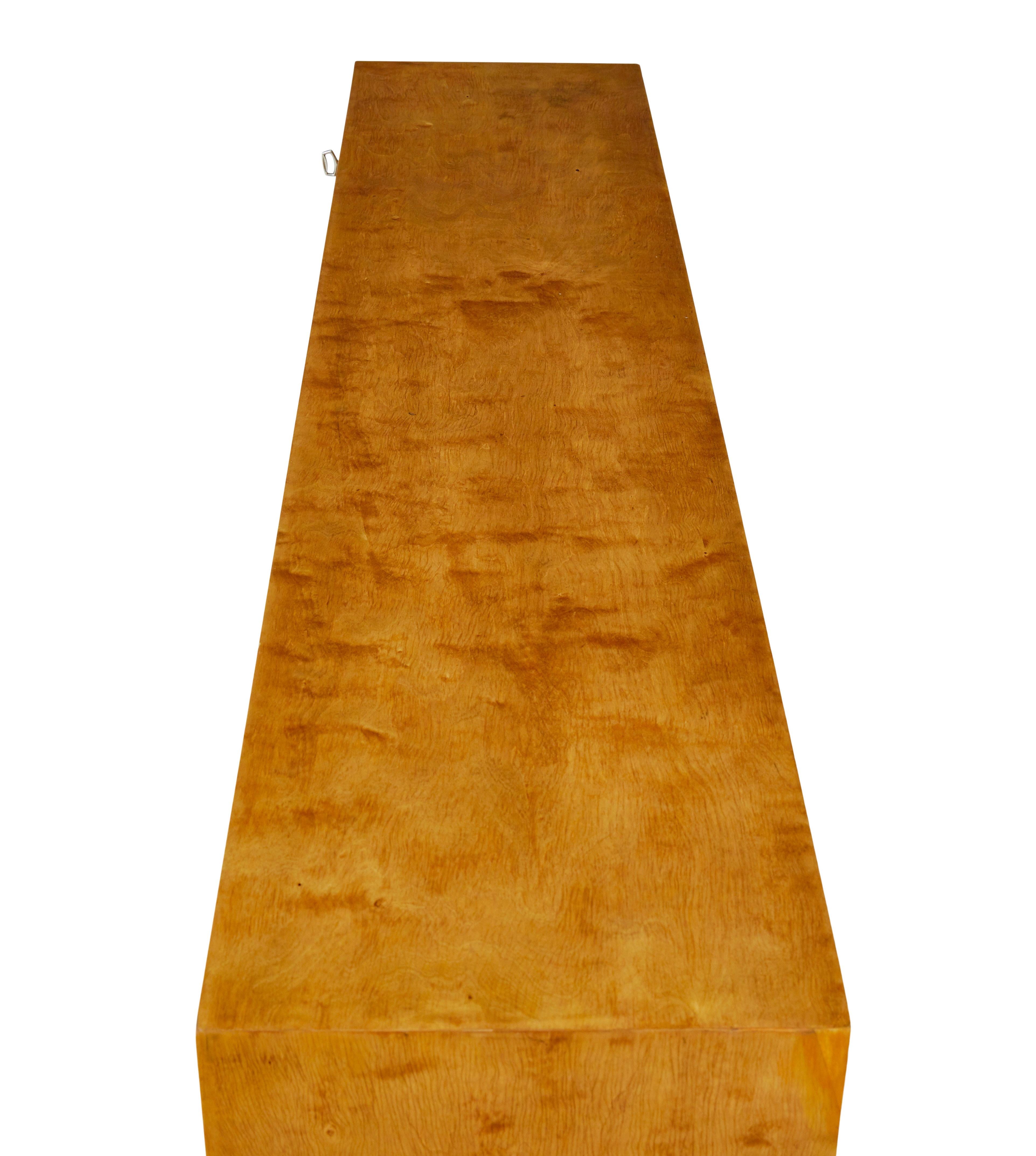 20ième siècle Bibliothèque scandinave ouverte basse en orme et bouleau en vente