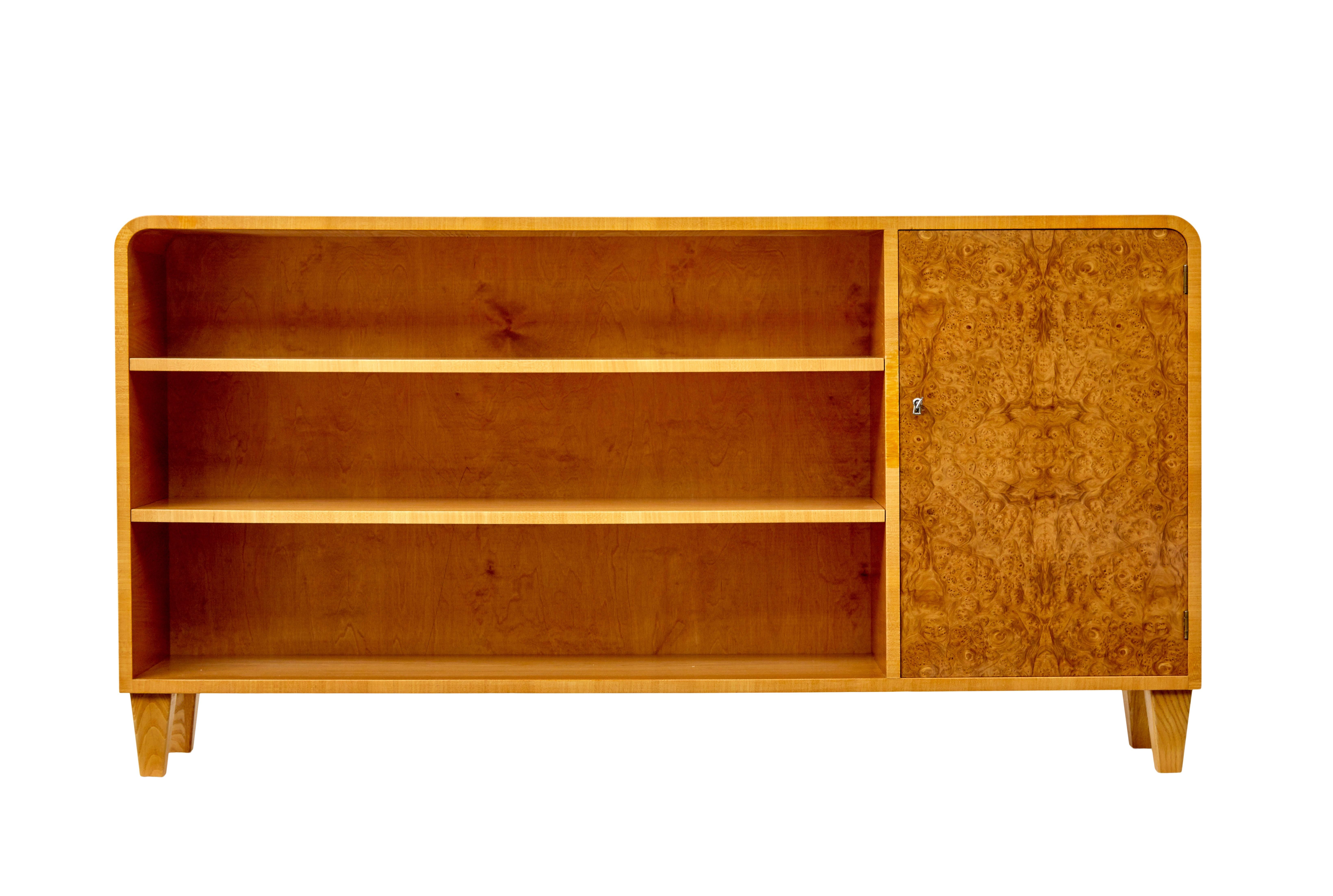 Niedriges offenes Bücherregal aus skandinavischer Ulme und Wurzelholz, um 1950.

Atemberaubendes niedriges offenes schwedisches Bücherregal im Art-Deco-Stil.  Die schmale Tiefe und die abgerundeten Enden machen ihn zur idealen Aufbewahrungslösung