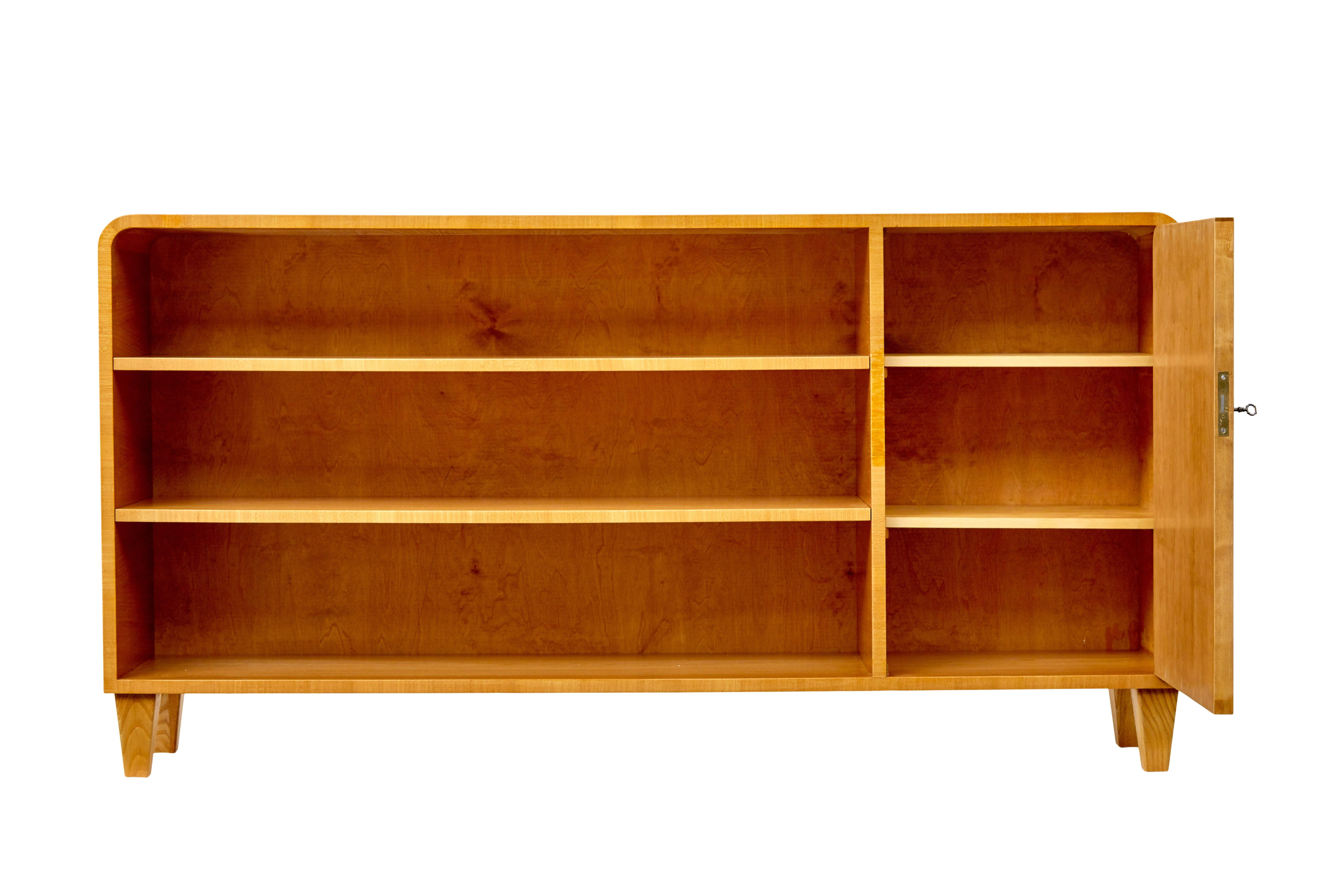 Niedriges offenes Bücherregal aus Ulme und Wurzelholz im skandinavischen Stil (Moderne der Mitte des Jahrhunderts) im Angebot