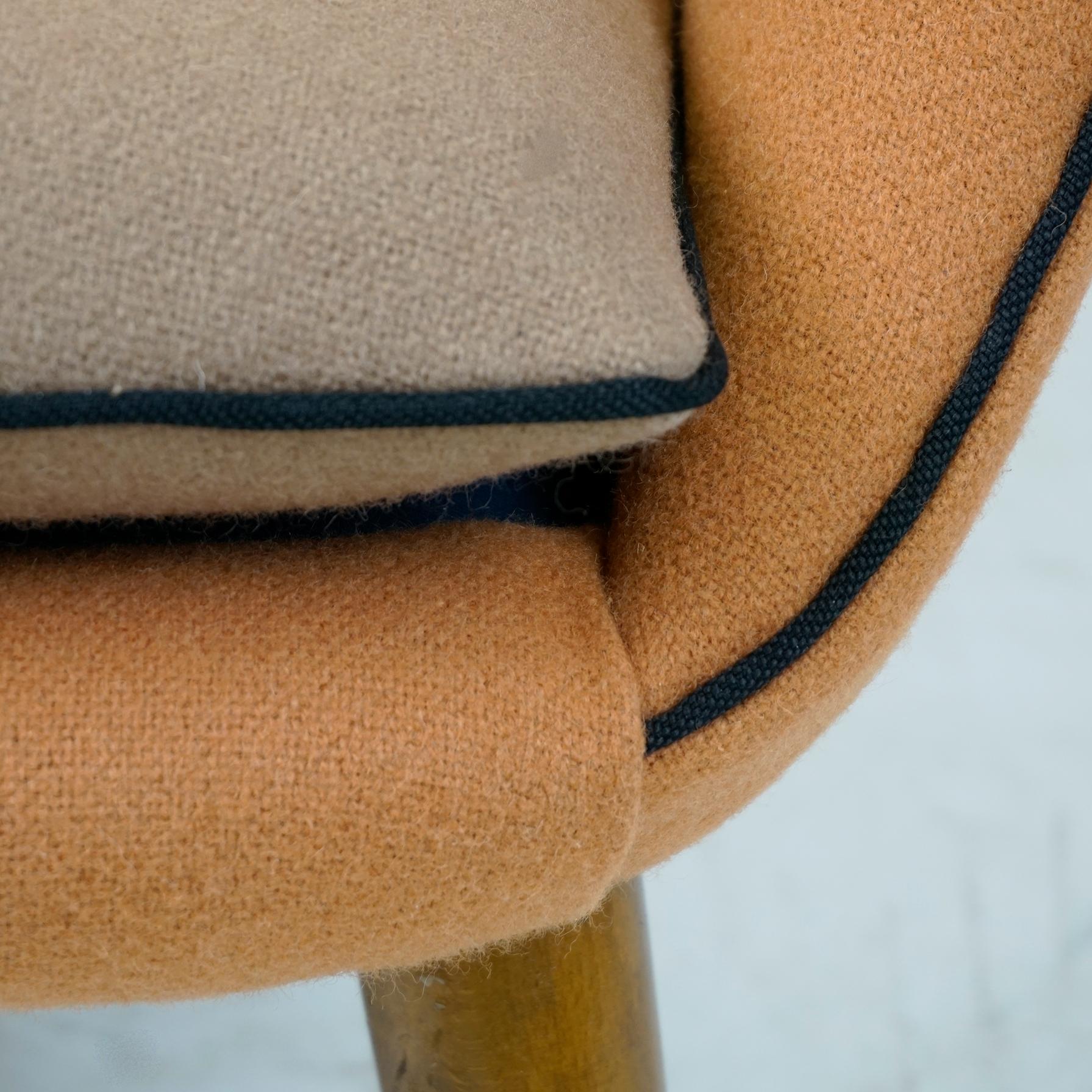 Skandinavischer Loungesessel mit neuem weichem orangefarbenem Kvadrat-Wollstoff im Angebot 5