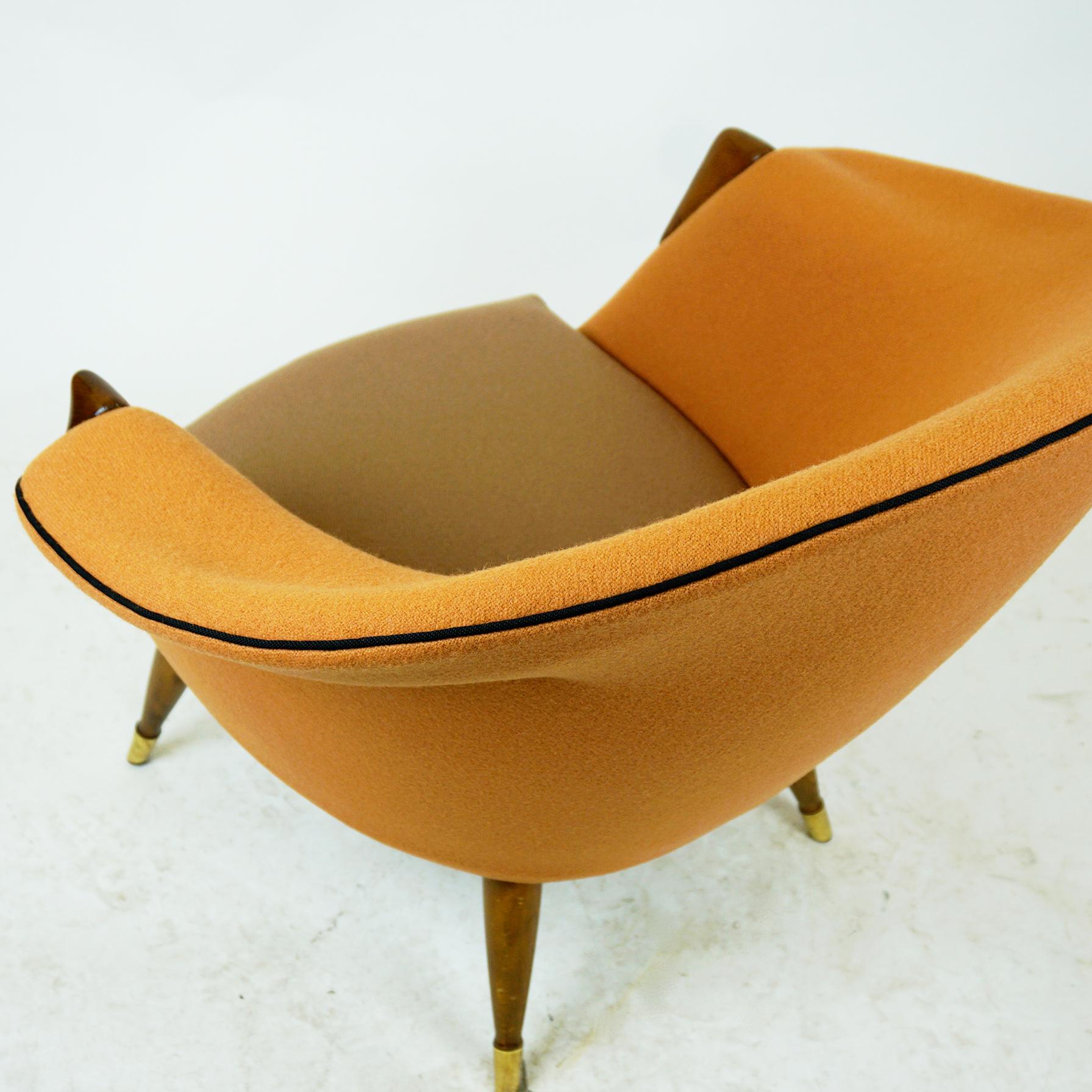 Skandinavischer Loungesessel mit neuem weichem orangefarbenem Kvadrat-Wollstoff im Angebot 9