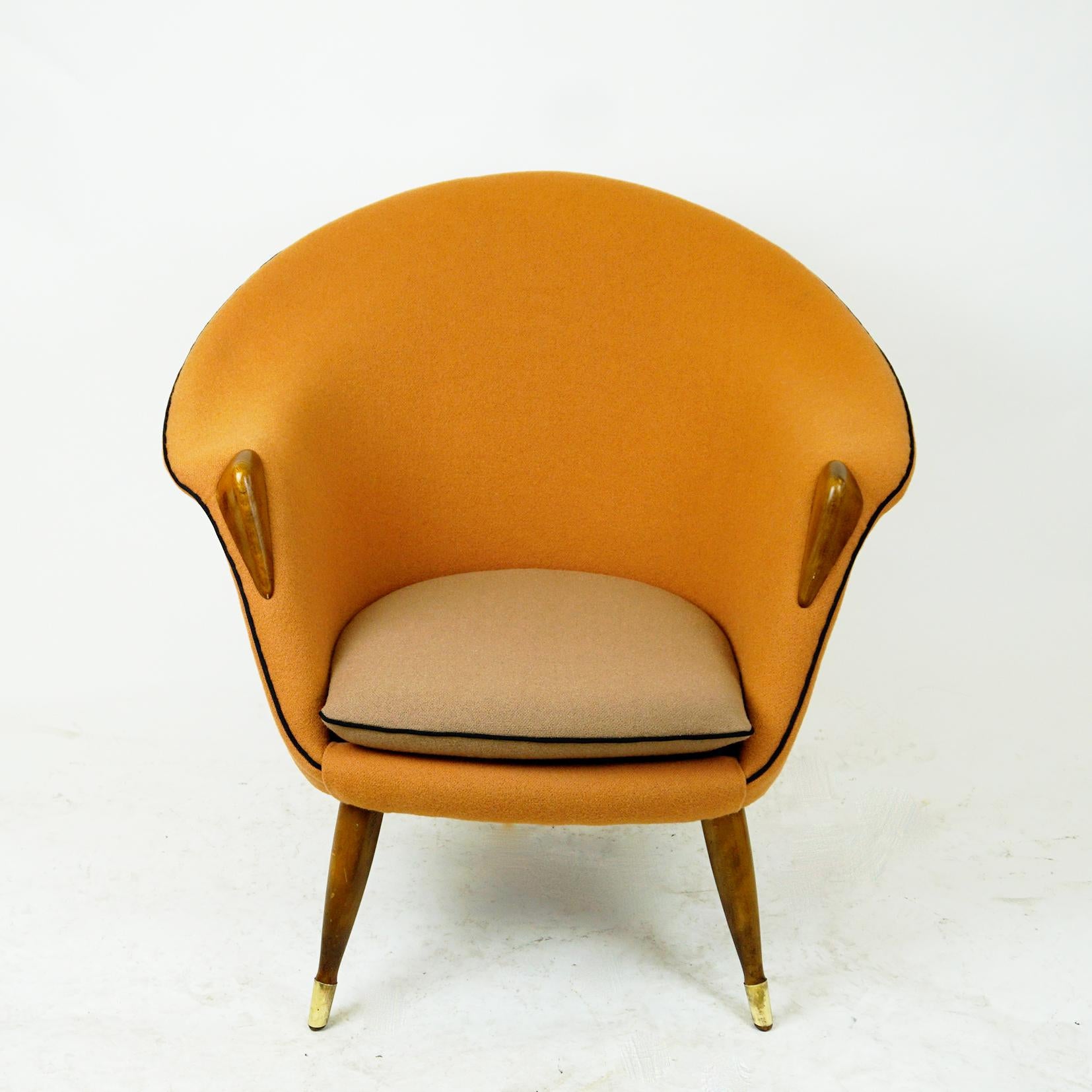 Skandinavischer Loungesessel mit neuem weichem orangefarbenem Kvadrat-Wollstoff (Skandinavische Moderne) im Angebot
