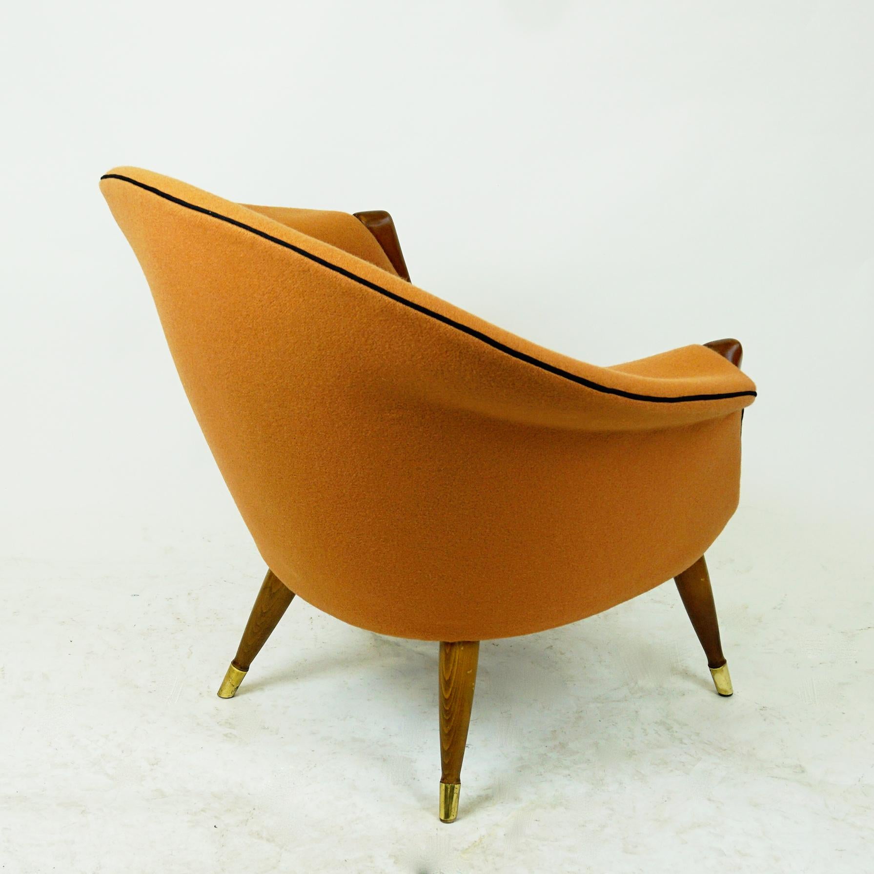 Skandinavischer Loungesessel mit neuem weichem orangefarbenem Kvadrat-Wollstoff im Zustand „Gut“ im Angebot in Vienna, AT