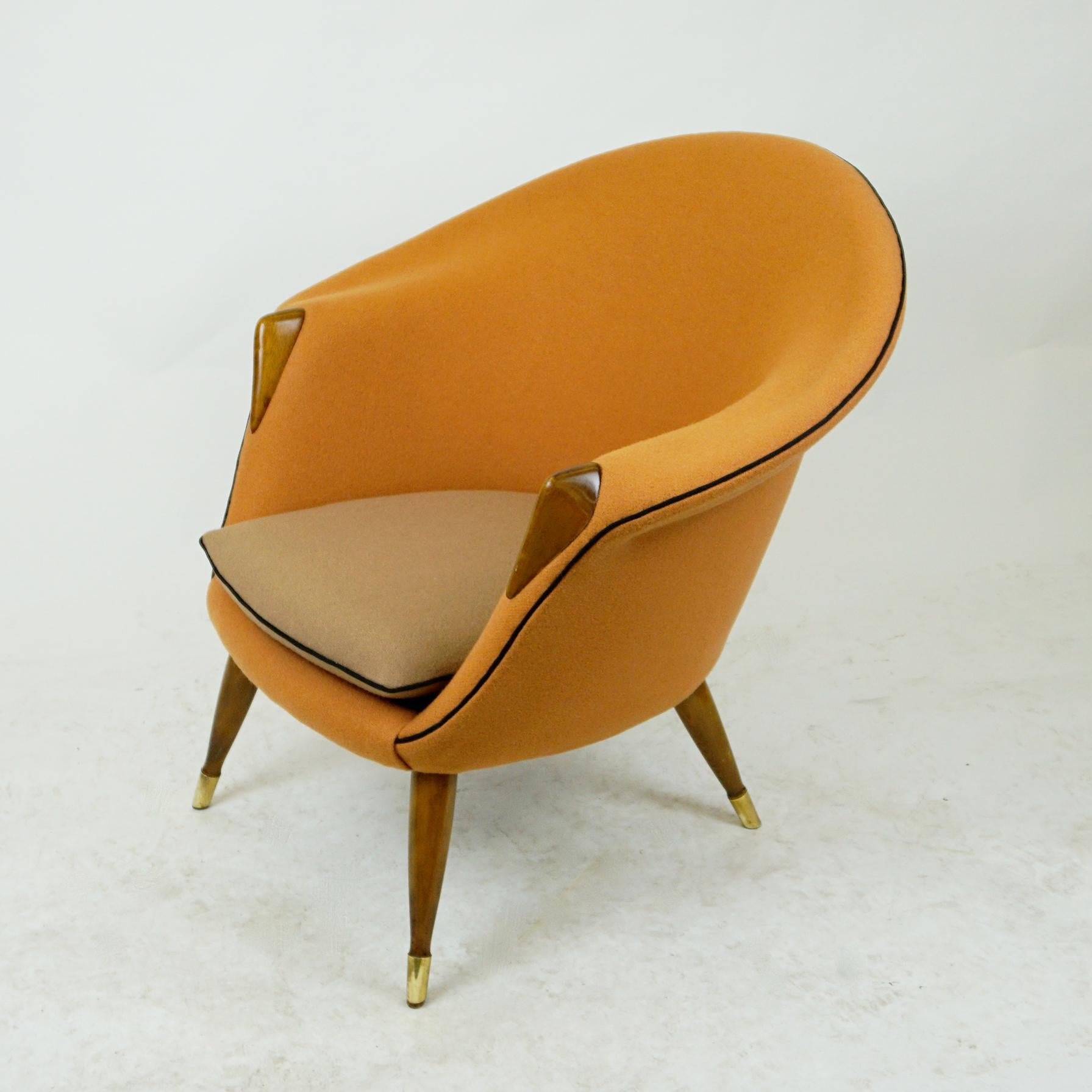 Skandinavischer Loungesessel mit neuem weichem orangefarbenem Kvadrat-Wollstoff im Angebot 2