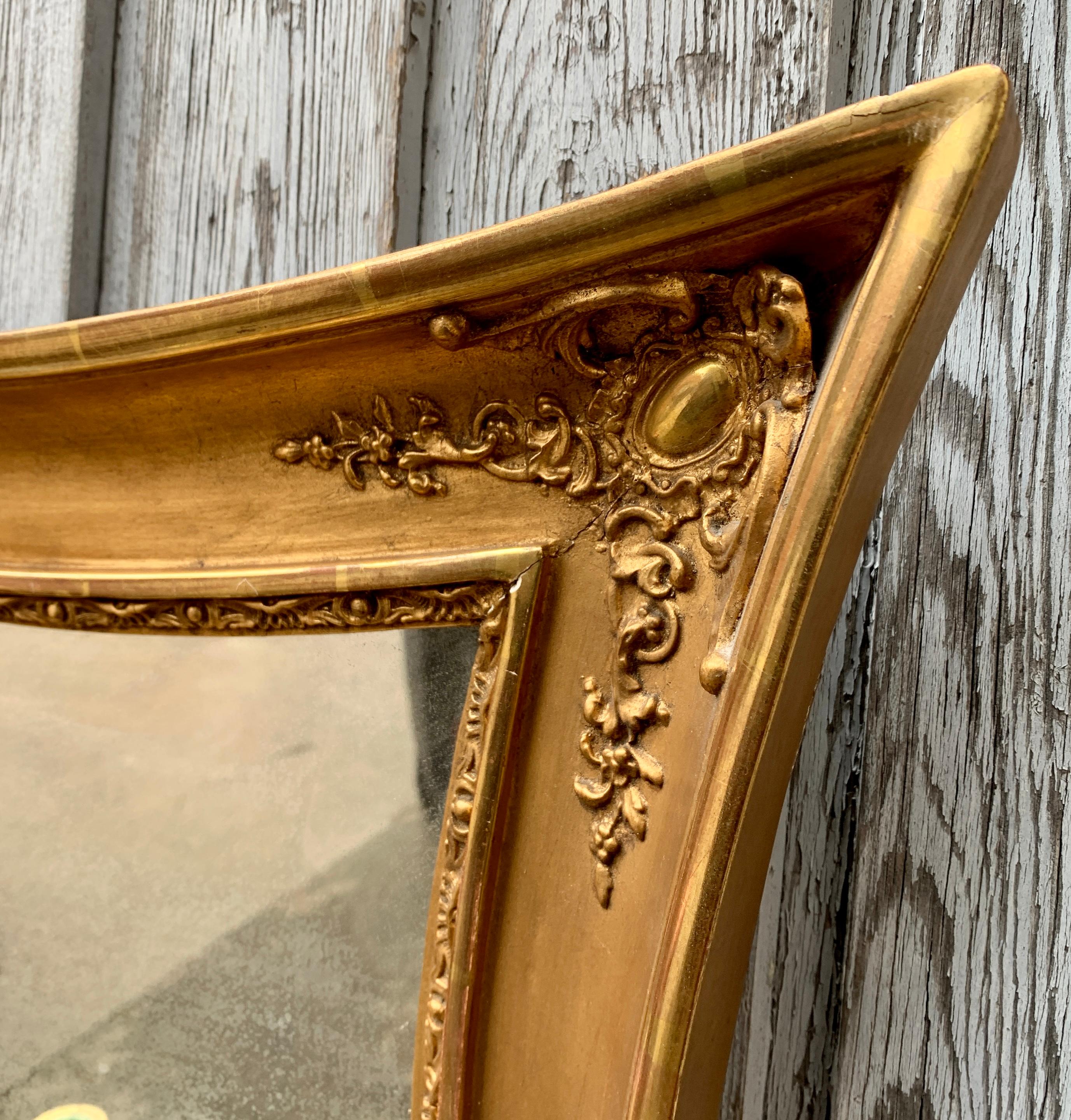 Miroir mural à bords concaves en bois doré de style Empire scandinave en vente 4