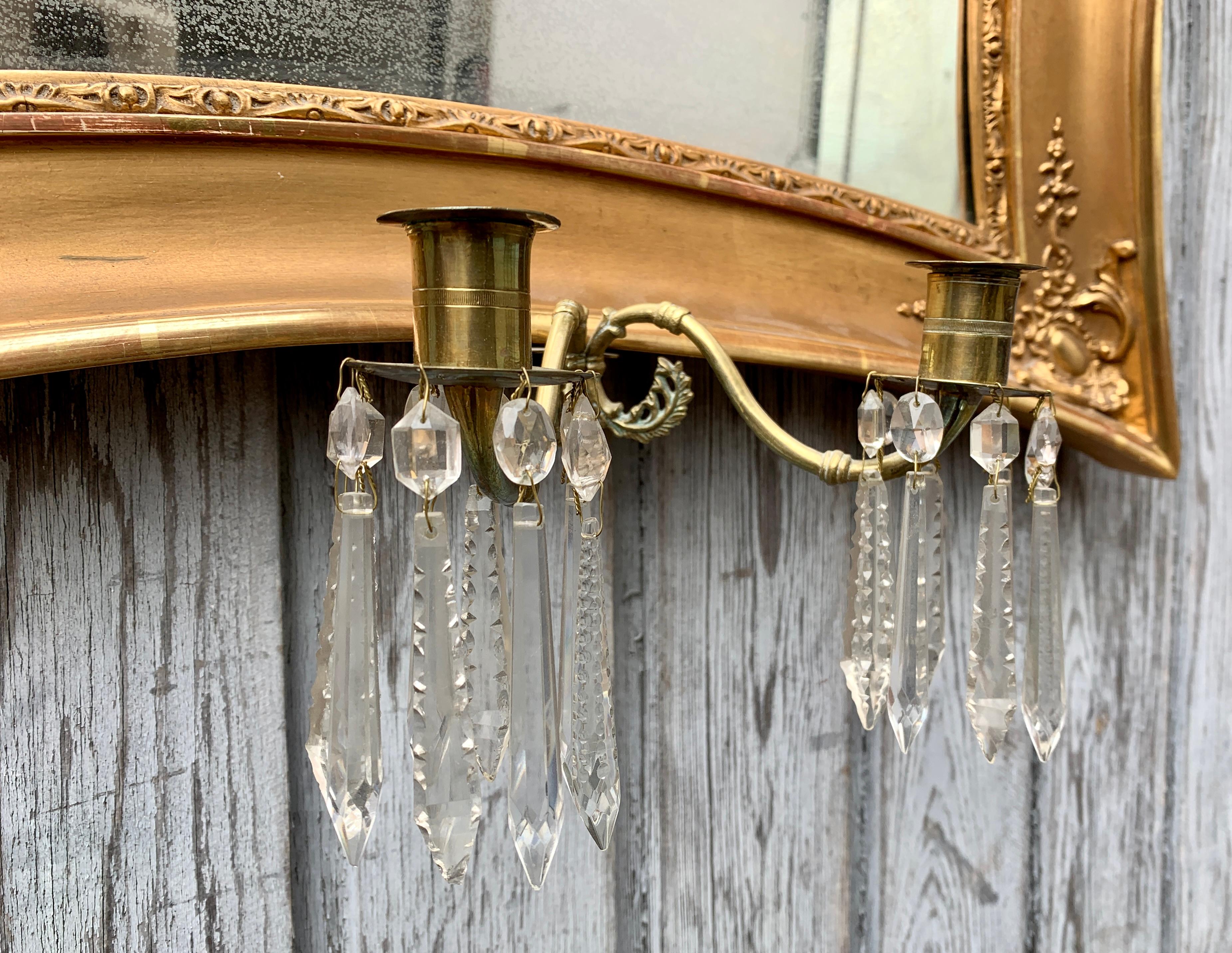 Miroir mural à bords concaves en bois doré de style Empire scandinave en vente 2