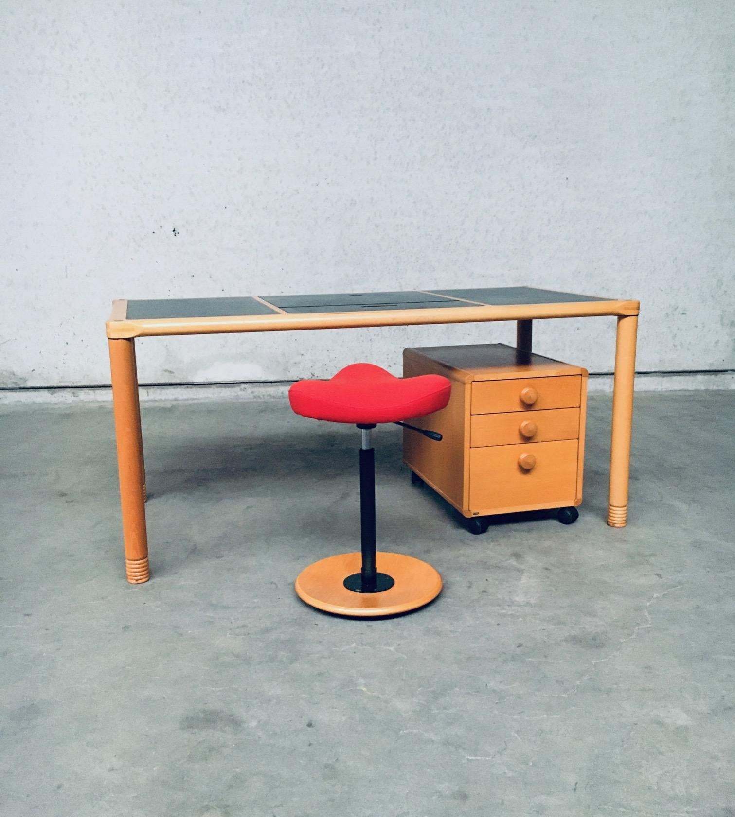 Norvégien Bureau et tabouret scandinave de conception ergonomique, Stokke, années 1980 en vente