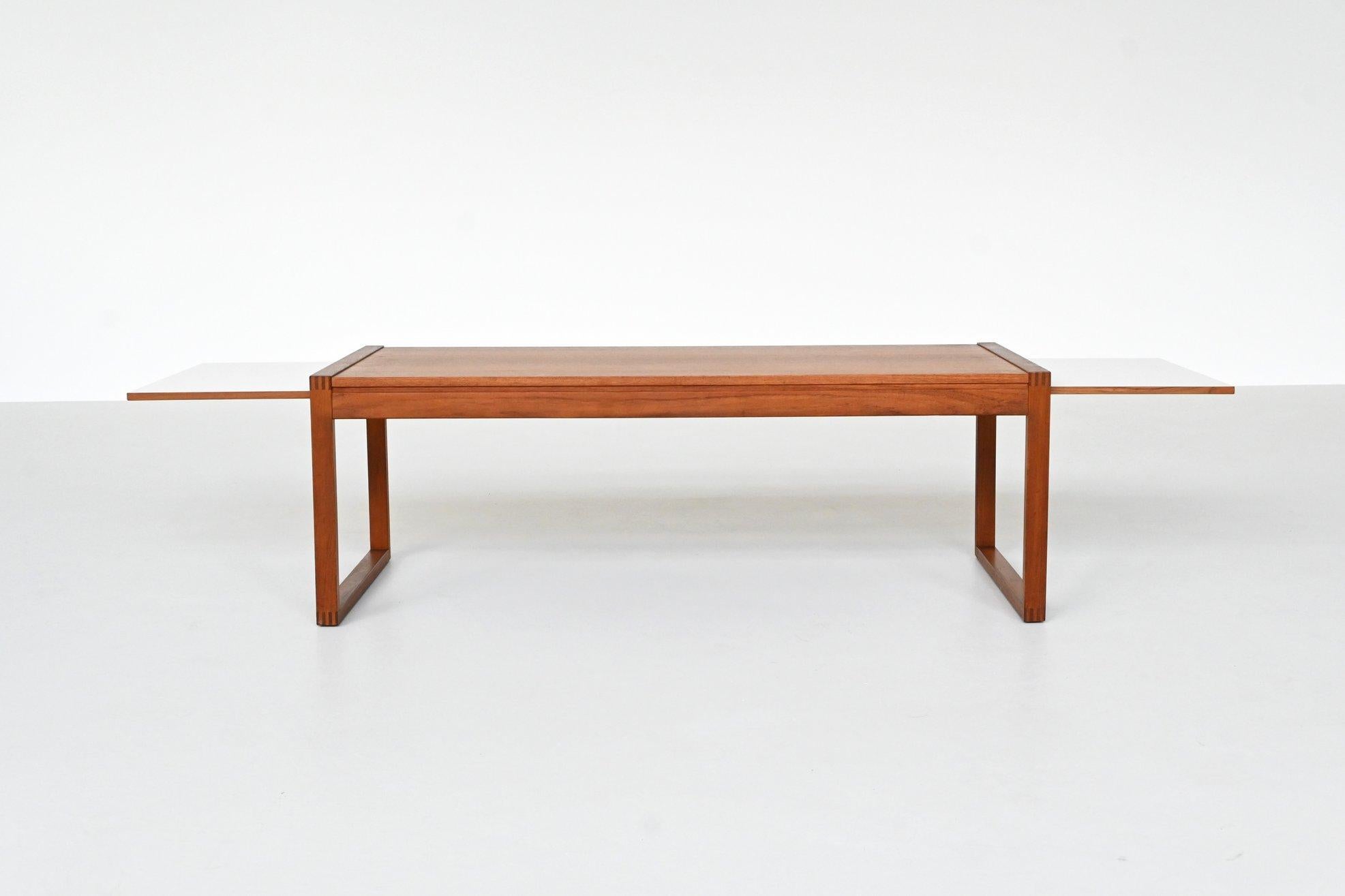 Beautiful extendable coffee table in the style of Ole Gjerlov-Knudsen for France & Son, Denmark 1960. This sleek shaped coffee table features a solid teak frame and the top is made of veneered teak wood. It can be extended easily from 130 cm to 195