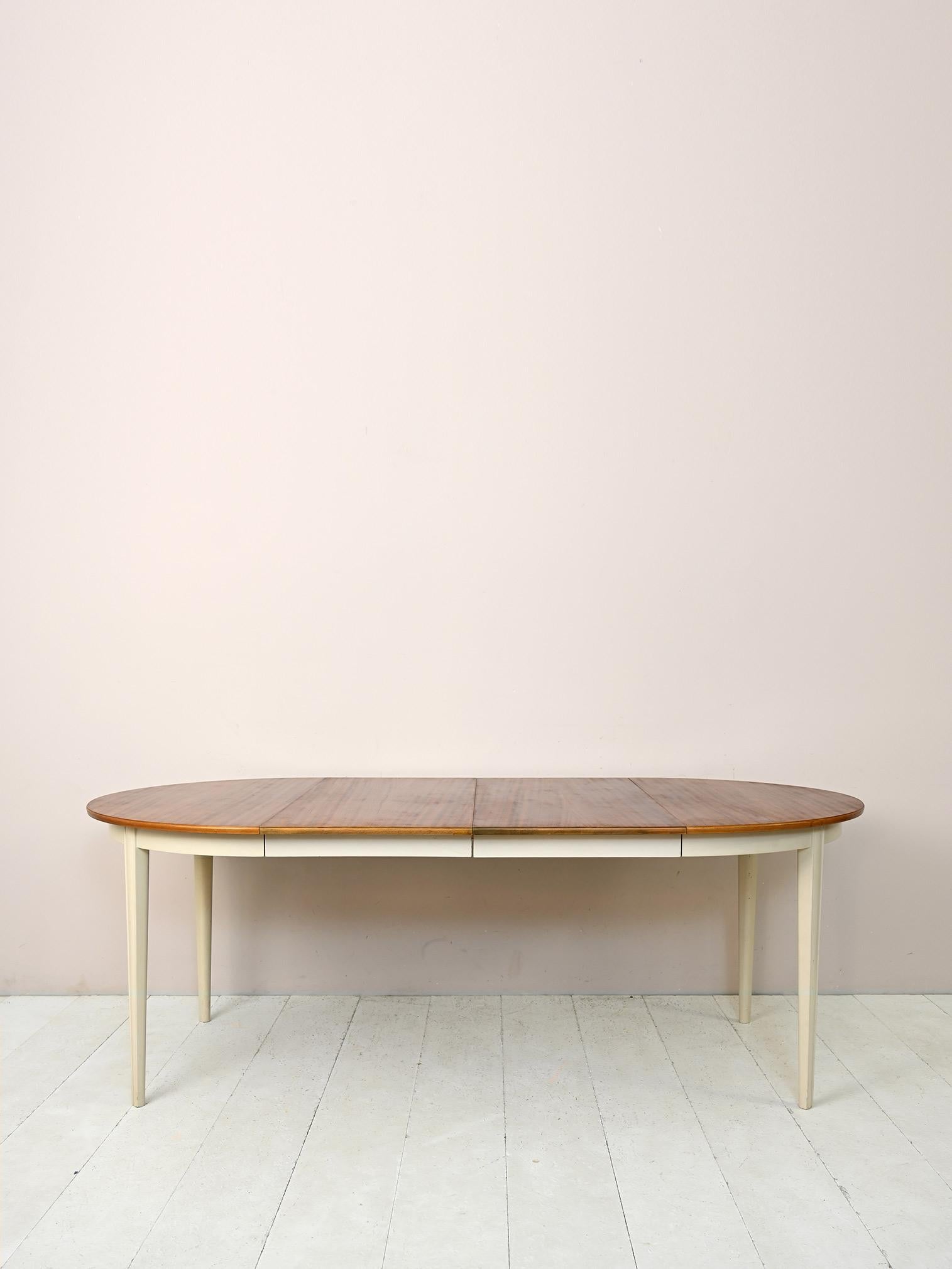 Scandinavian Extendable Dining Table In Good Condition In Brescia, IT