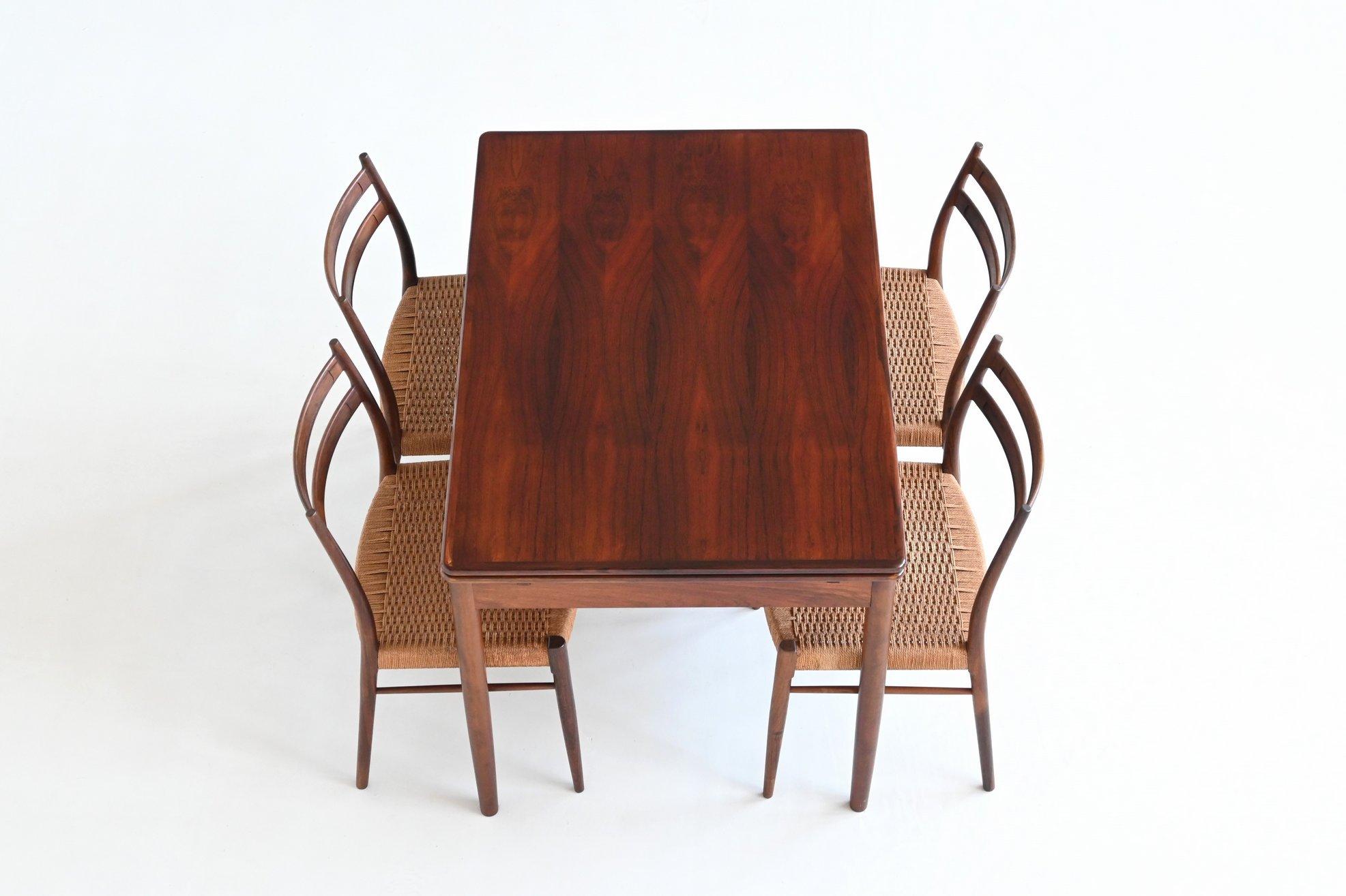 Magnifique table de salle à manger extensible en bois dur d'un designer ou fabricant inconnu, Danemark 1960. Cette table de bonne facture est fabriquée en bois dur chaud et magnifiquement veiné. Les pieds coniques sont en bois dur massif et peuvent