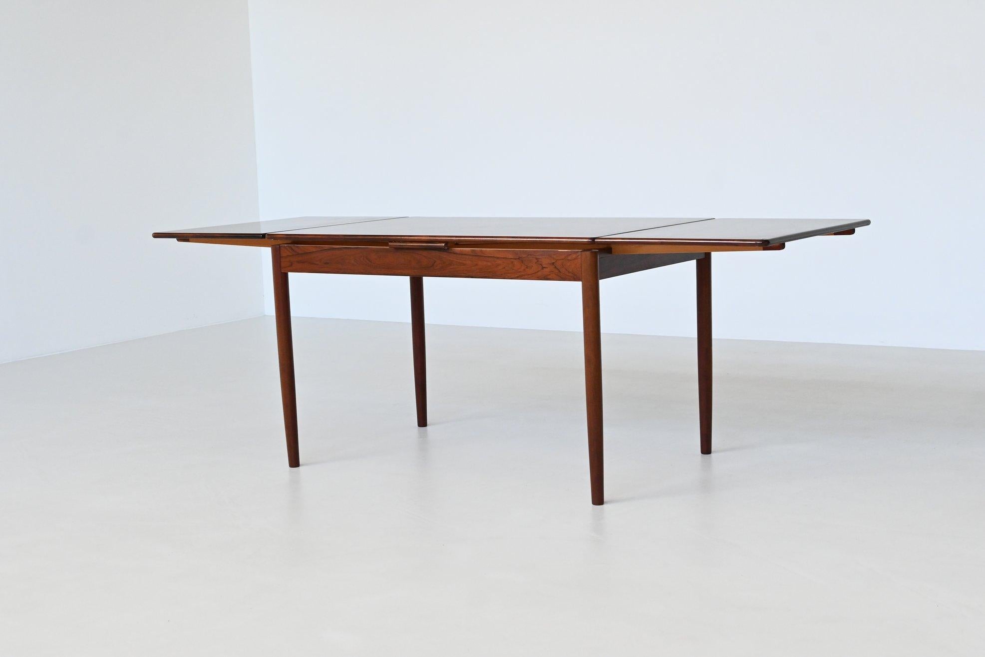 Danish Scandinavian extendable dining table in hardwood Denmark 1960 For Sale