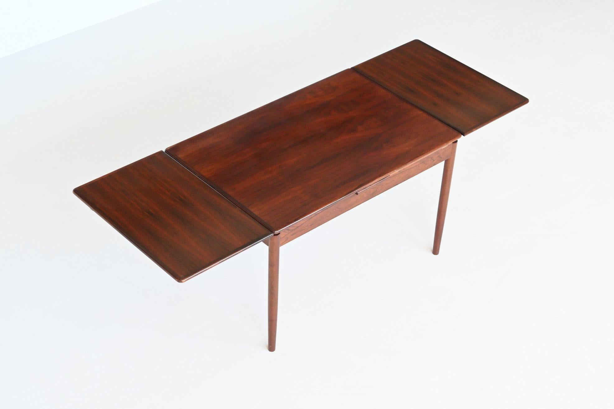 Mid-20th Century Scandinavian extendable dining table in hardwood Denmark 1960 For Sale