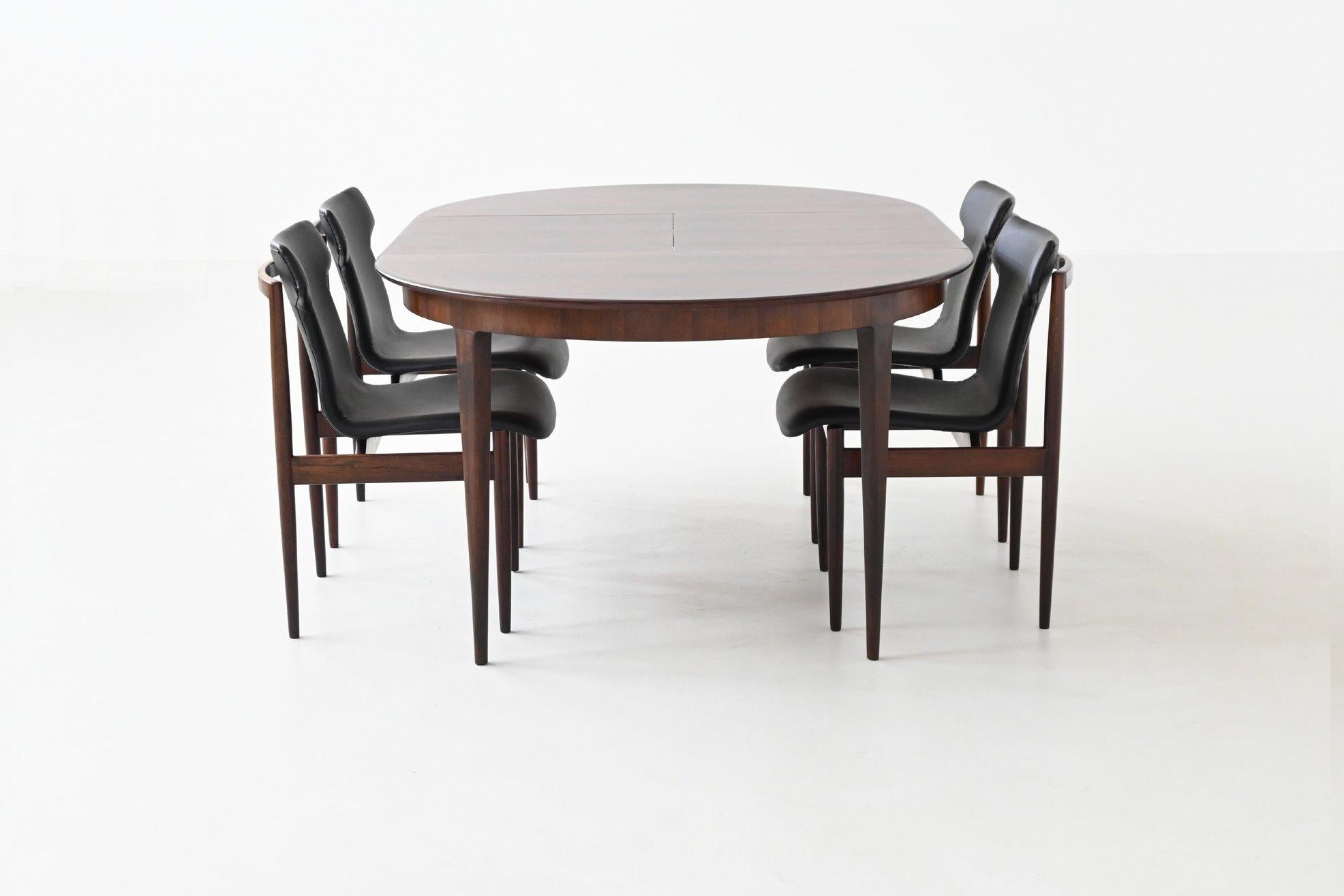 Magnifique table de salle à manger à rallonge de forme ovale fabriquée au Danemark, 1960. Cette élégante pièce du milieu du siècle est fabriquée à partir de bois de rose richement grainé, présentant des tons chauds et profonds ainsi qu'un motif
