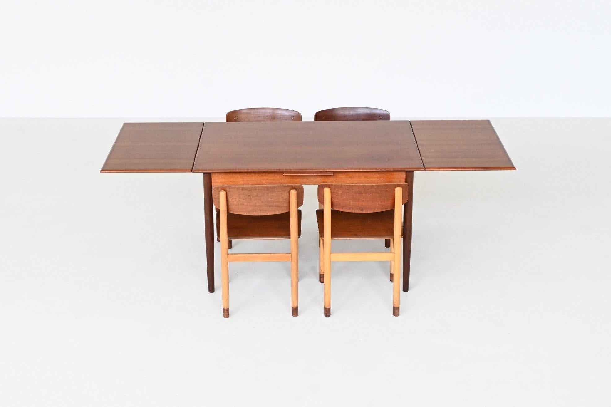 Mesa de comedor extensible de gran tamaño, bellamente elaborada y muy funcional, modelo 140, diseñada por Børge Mogensen para Karl Andersson en Dinamarca, 1955. La mesa tiene un tablero redondo de madera de roble con refinadas bisagras de latón y se