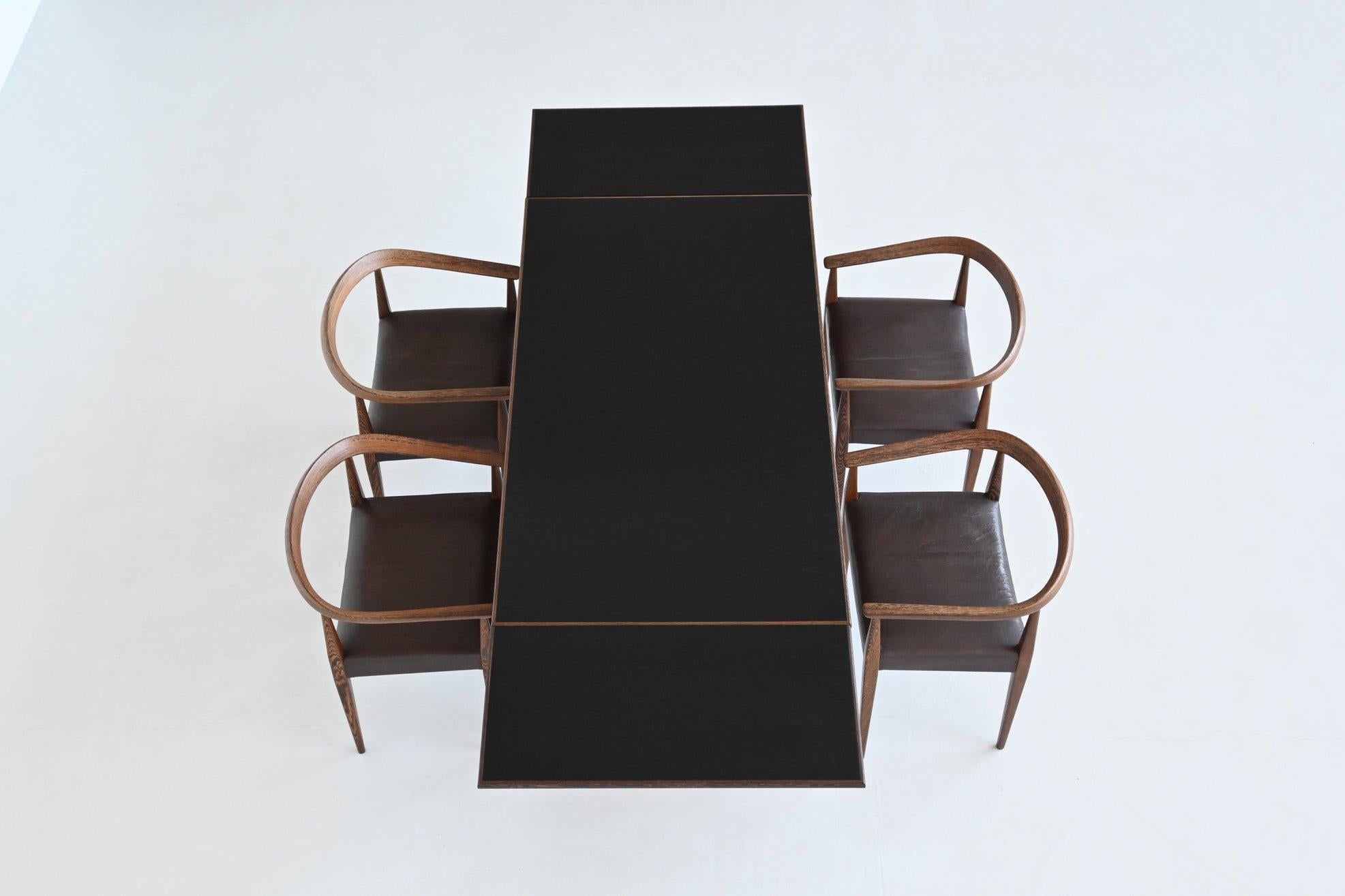 Magnifique table de salle à manger de forme scandinave par un designer ou fabricant inconnu, Danemark 1960. Malheureusement, nous ne connaissons ni le designer ni le fabricant, mais nous l'avons acheté avec des chaises de salle à manger de Nanna