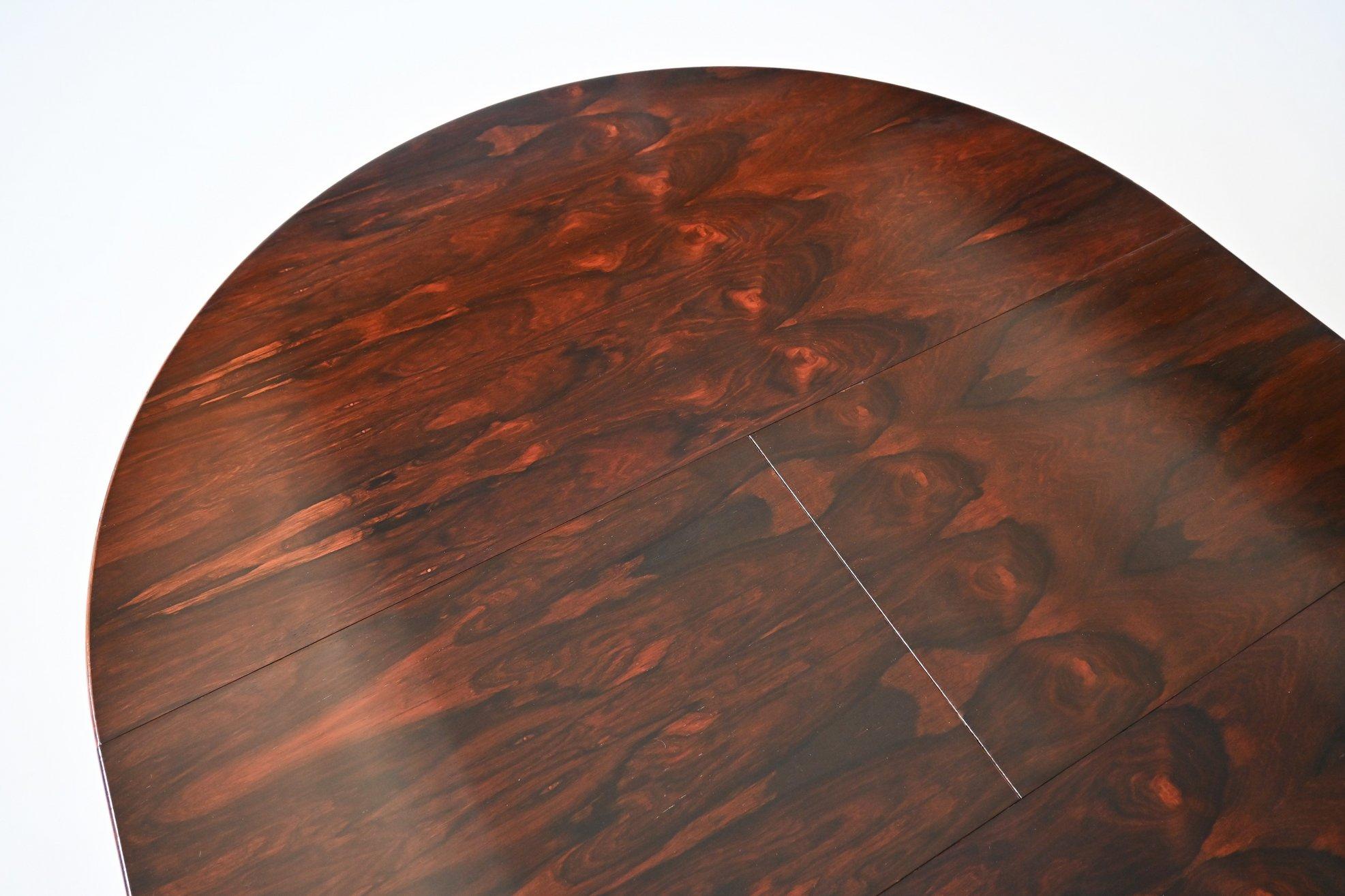 Mid-20th Century Scandinavian extendable dining table oval in rosewood Denmark 1960