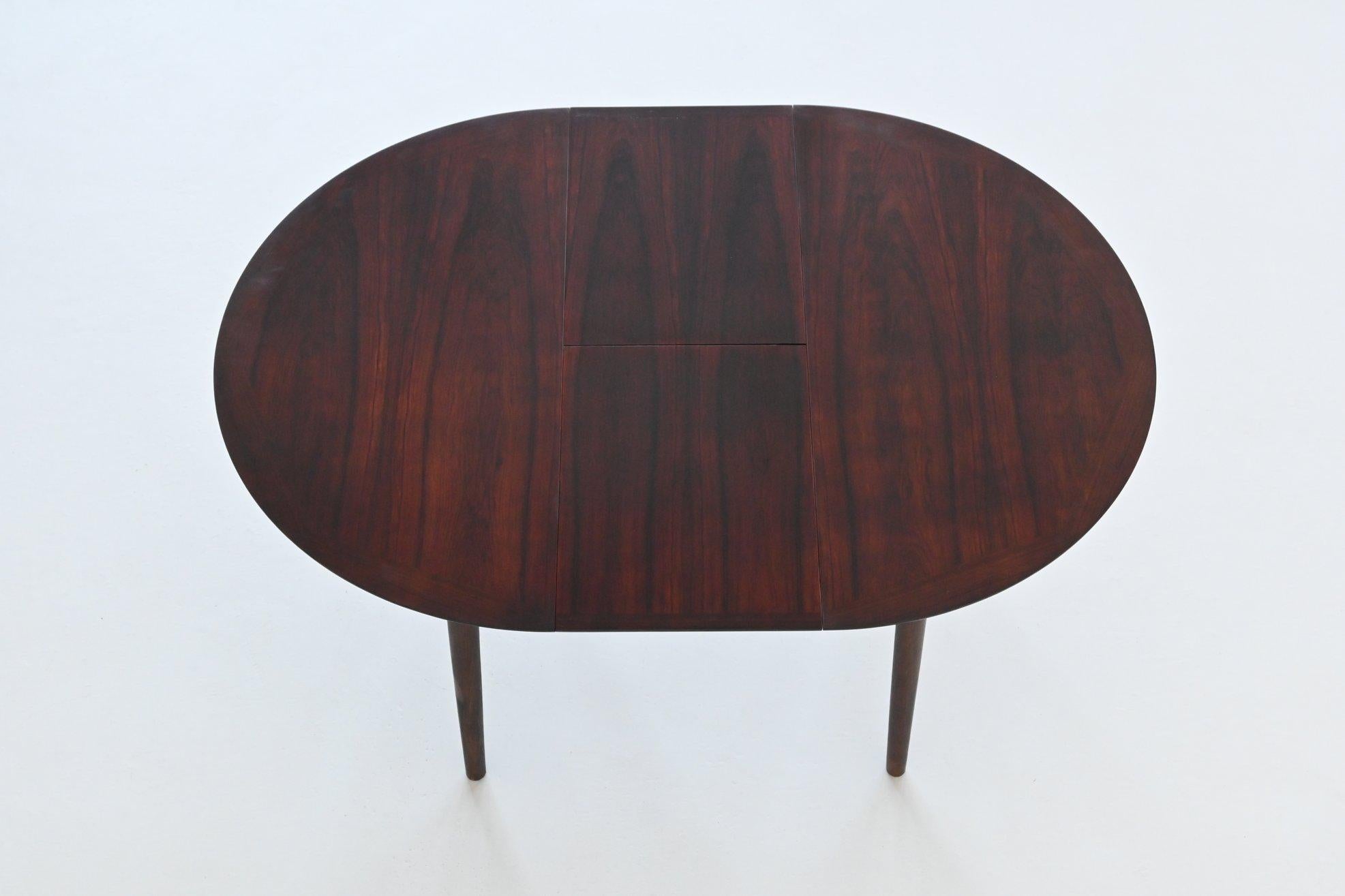 Scandinavian extendable oval shaped dining table rosewood Denmark 1960 In Good Condition In Etten-Leur, NL