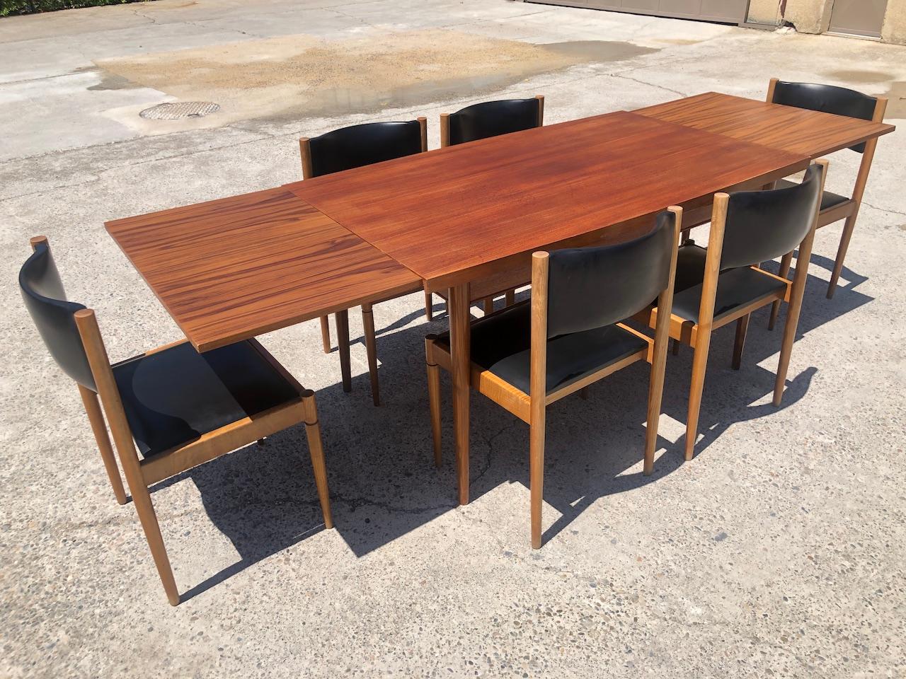 Set of extendable table and 6 Scandinavian chairs in teak and black leatherette 1965.
Closed table dimensions: 140 cm x 72 x 80 cm
Open table dimensions 240 cm x 72 x 80 cm
Chair dimensions: Height 81 x Width 50 x Depth 40 cm
Good condition