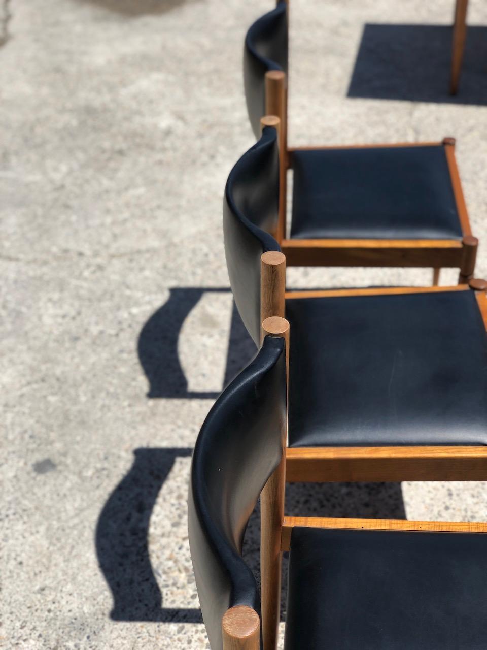 Imitation cuir  Ensemble scandinave de table et 6 chaises extensibles en teck, 1965 en vente
