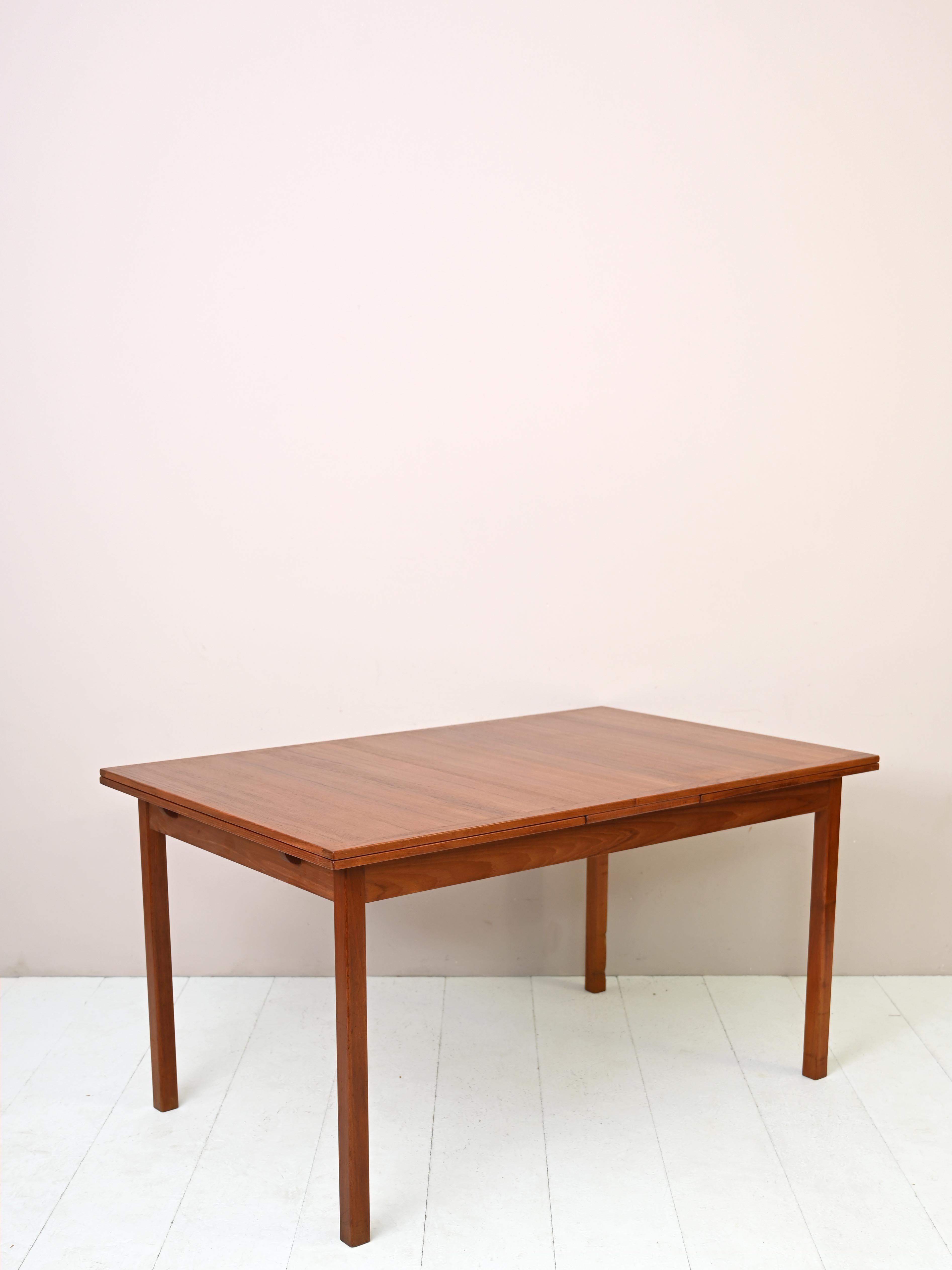 Scandinavian Extendable Teak Table In Good Condition For Sale In Brescia, IT