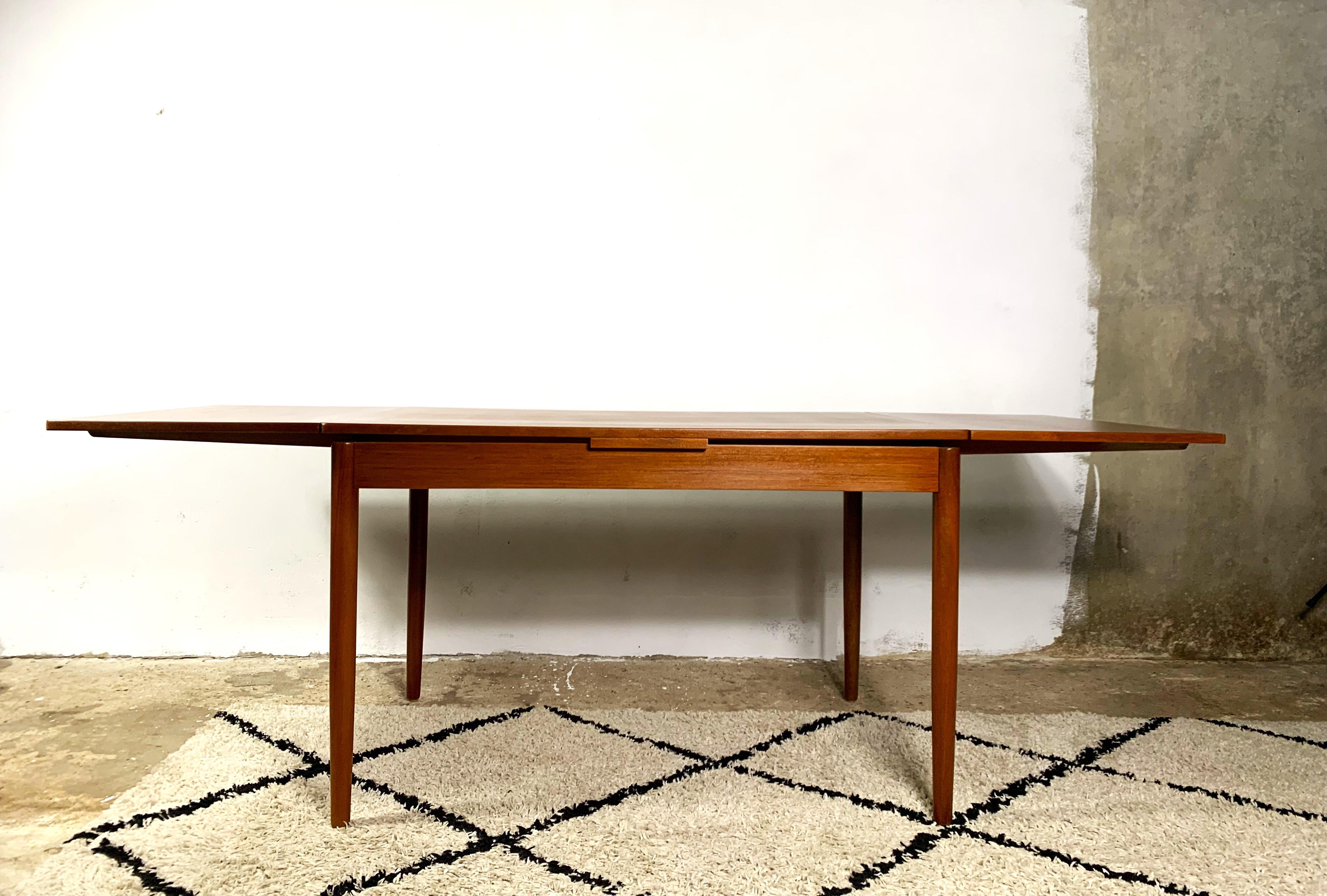 Table de salle à manger en teck du Danemark, fabriquée dans les années 1960/70. La version de base peut accueillir 6 personnes, la version étendue peut accueillir 8 voire 10 personnes. Le montage et le démontage de la table sont faciles. Le plateau