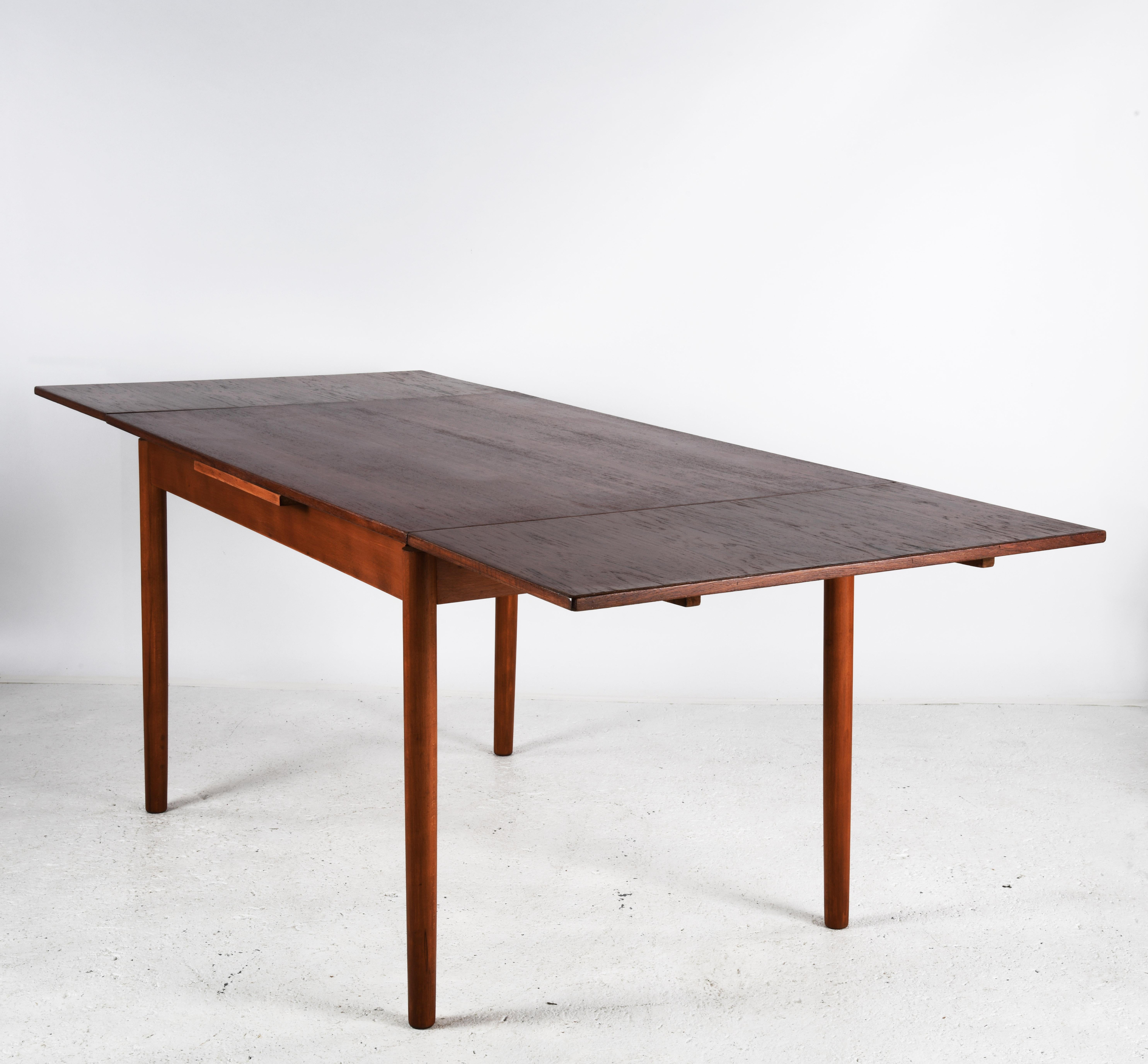 Danish Scandinavian extending dining table from the 1960s, in teak veneer.  For Sale