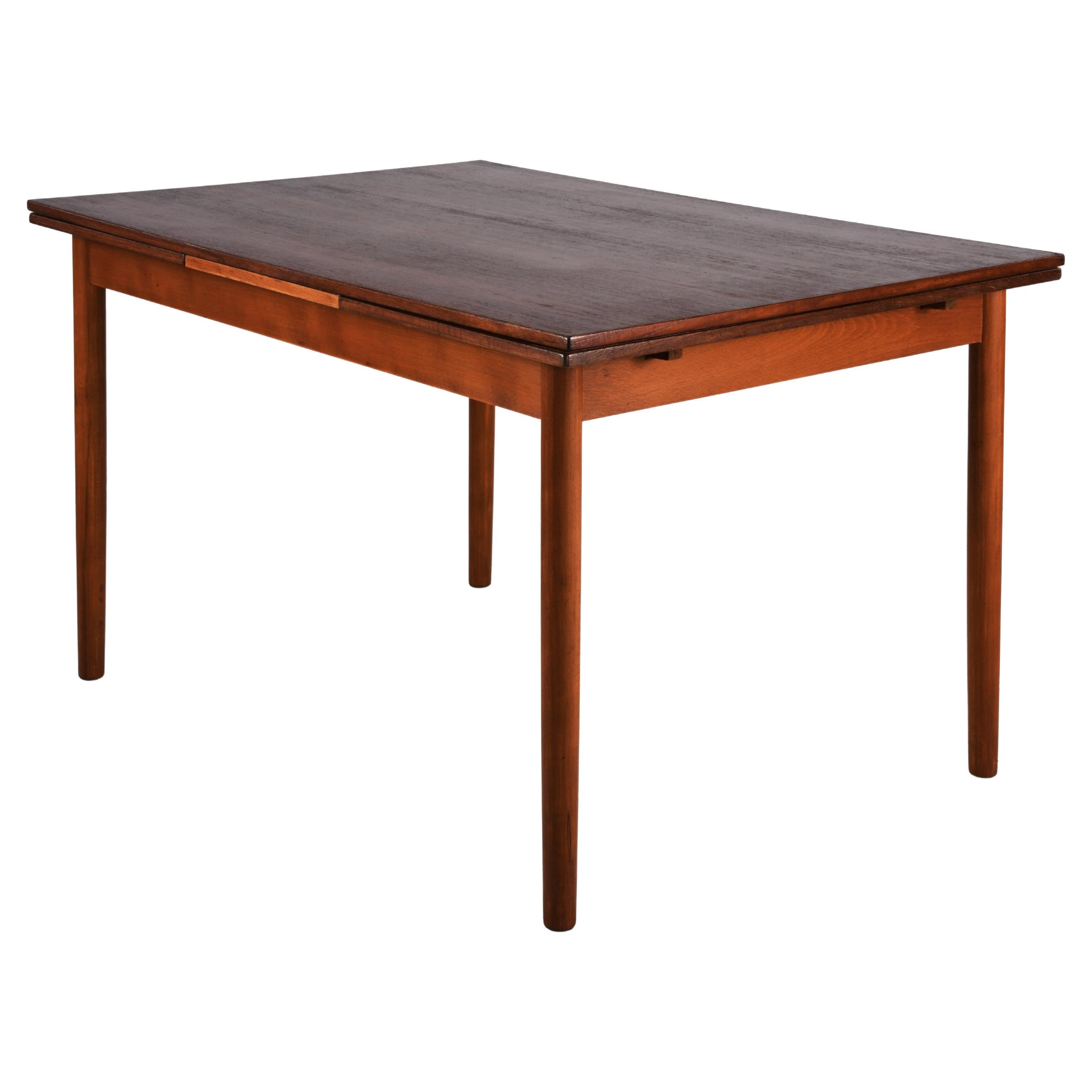 Scandinavian extending dining table from the 1960s, in teak veneer. 