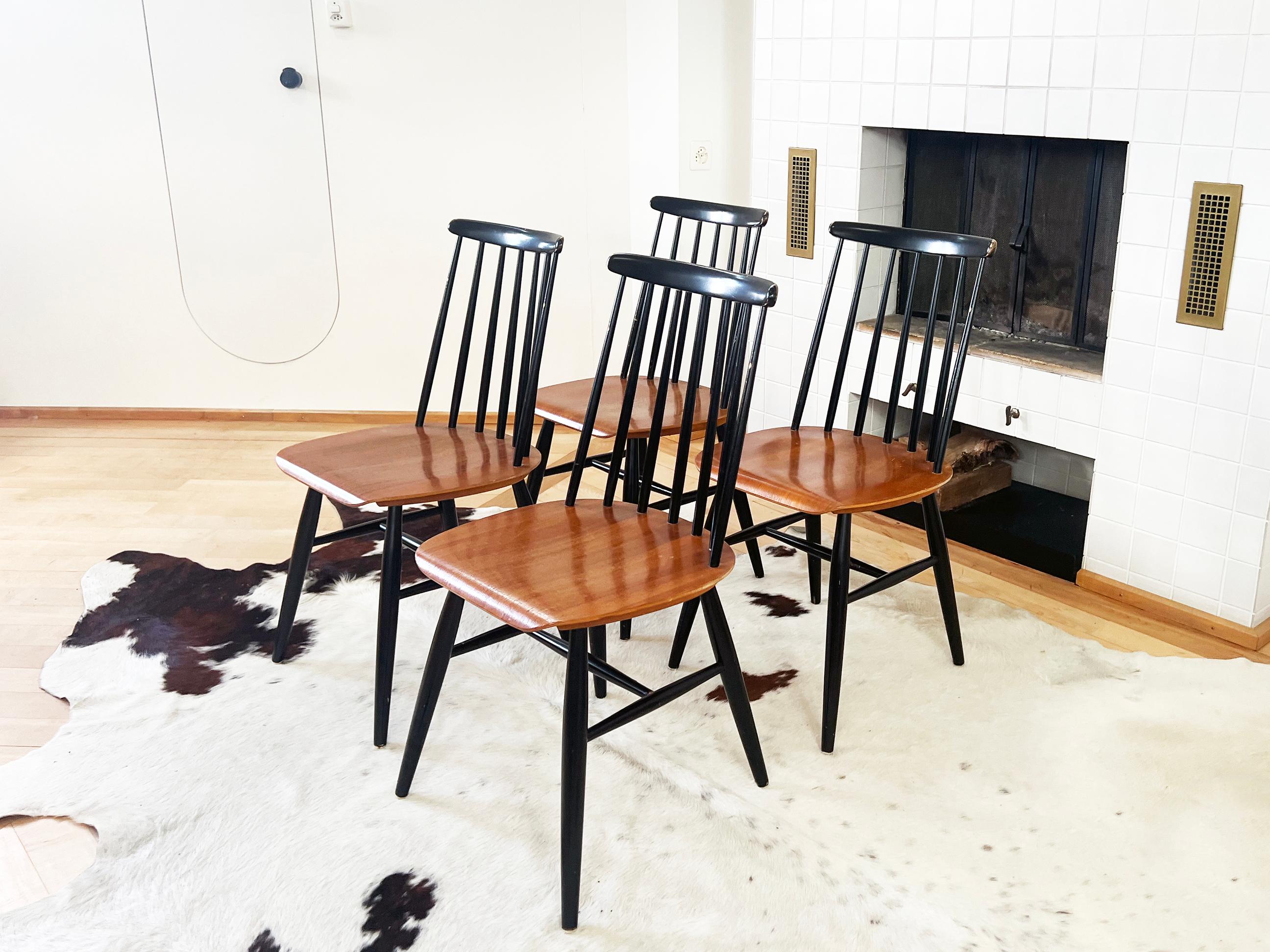 Set of four Fannet dining chairs designed in the 1960s by the Finnish designer Ilmari Tapiovaara.
These feature the RARE curved seated in teak and 7 spindles. Beautiful design.

The chairs are made of black painted wood. The seat is made of solid