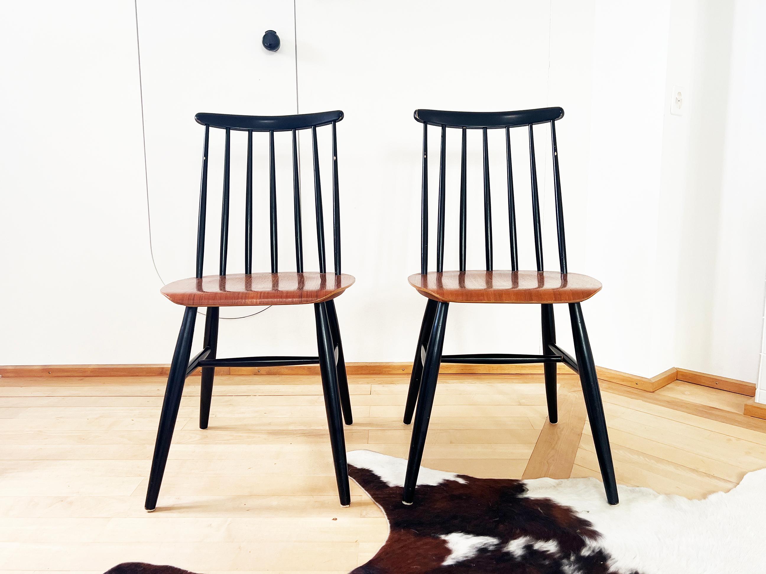 Mid-20th Century Scandinavian Fannet Spindle Chairs by Tapiovaara w/ Curved Teak Seats 60s - 4pcs For Sale