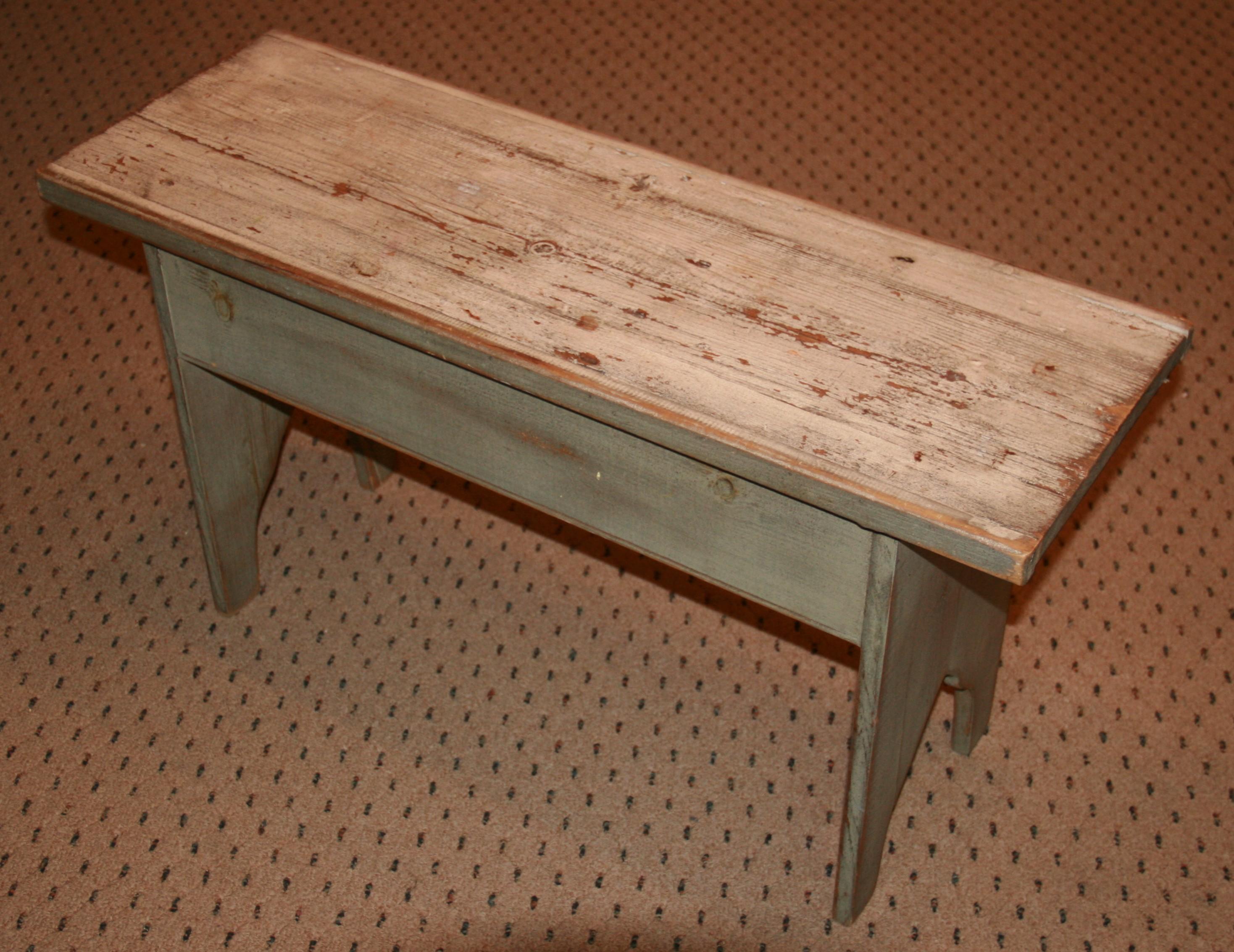 Panca in legno primitiva realizzata a mano in una fattoria scandinava con finitura grigio-blu.