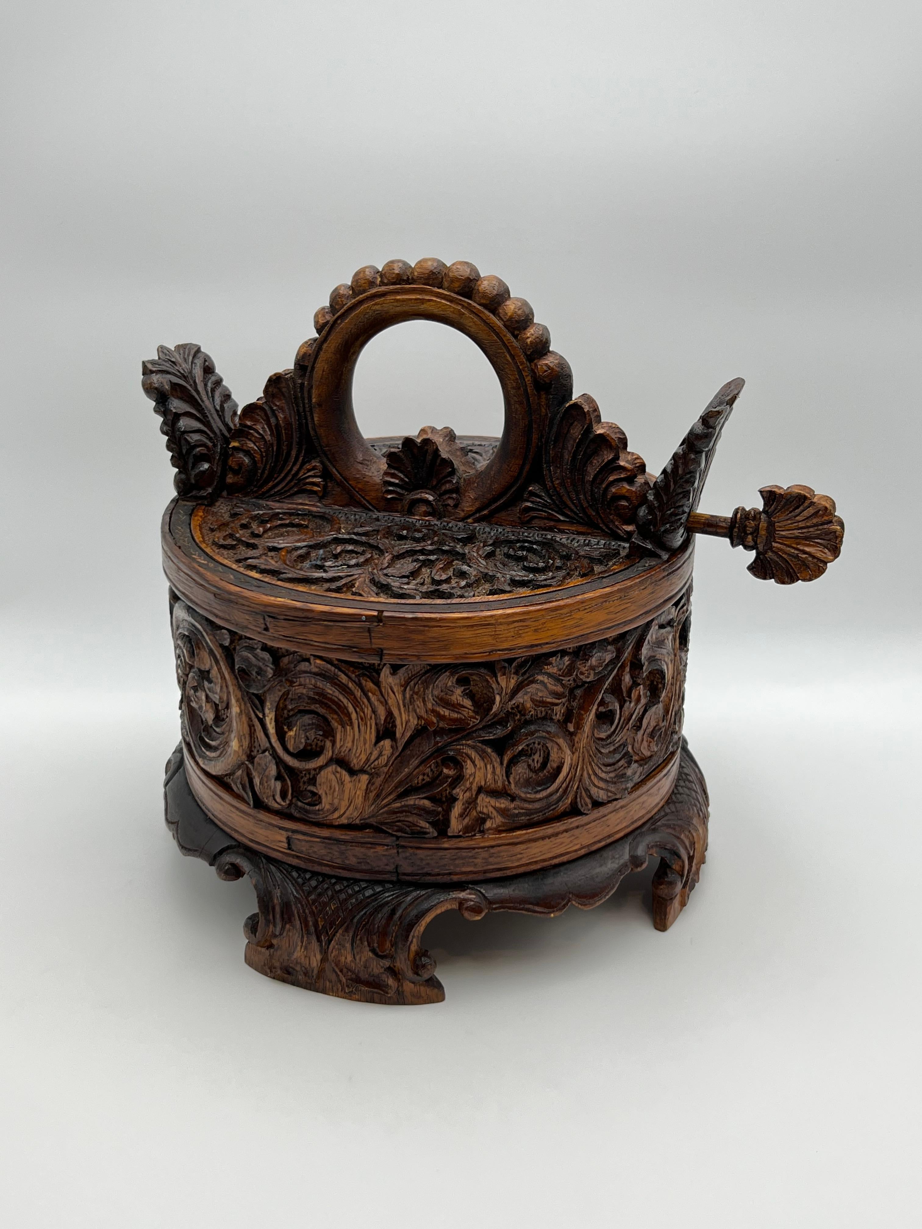 A Masterpiece of Gudbrandsdalen Craftsmanship: Exceptional Carved Oak Butter Bucket

Presenting a superb example of Norwegian folk art, this hand-carved oak butter bucket (or porridge ambar) hails from the revered Gudbrandsdalen region. Dating from
