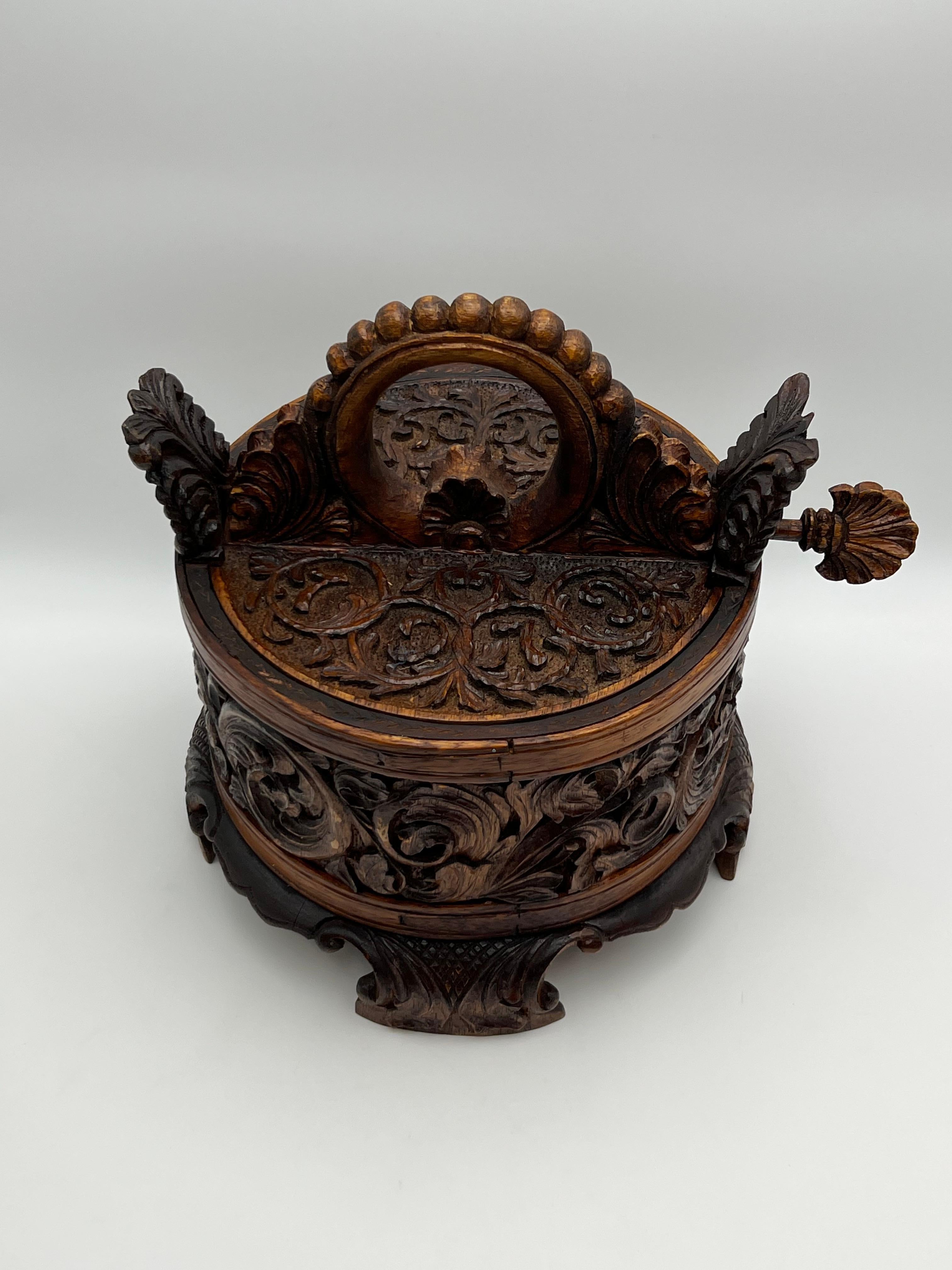 Scandinavian Farmhouse Butter Bucket, Hand-crafted, Gudbrandsdalen Folk Art In Good Condition For Sale In Skien, NO