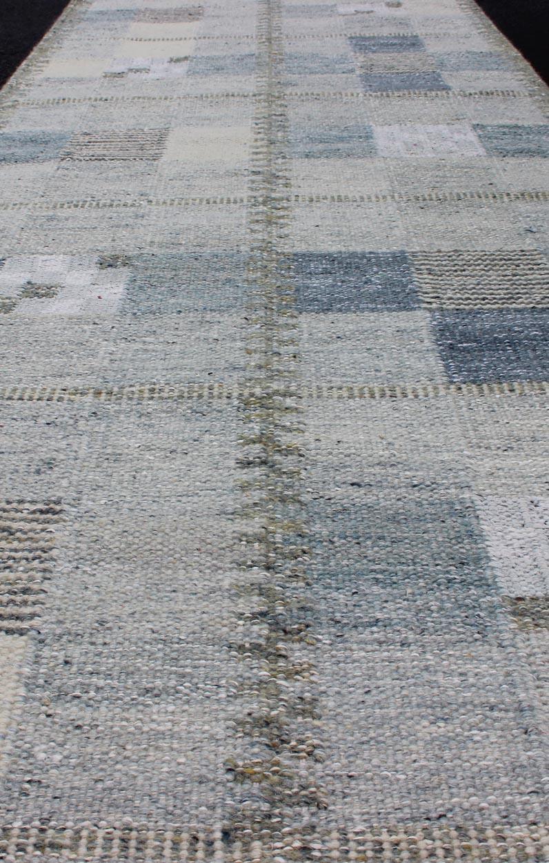 Annodato a mano Tappeto a trama piatta in stile scandinavo con disegno a scacchiera in grigio e blu in vendita