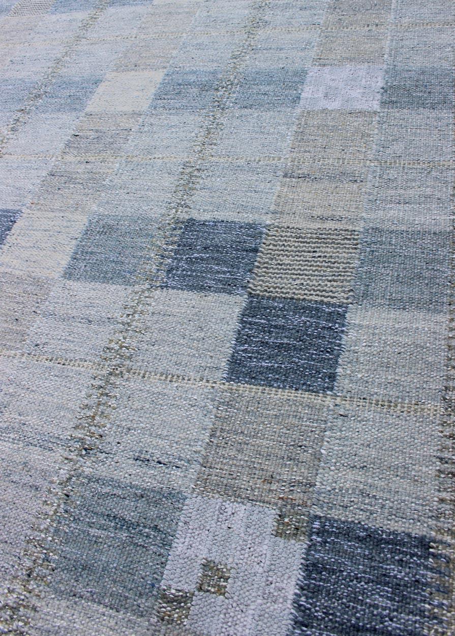 Tappeto a trama piatta in stile scandinavo con disegno a scacchiera in grigio e blu In condizioni Nuovo in vendita a Atlanta, GA