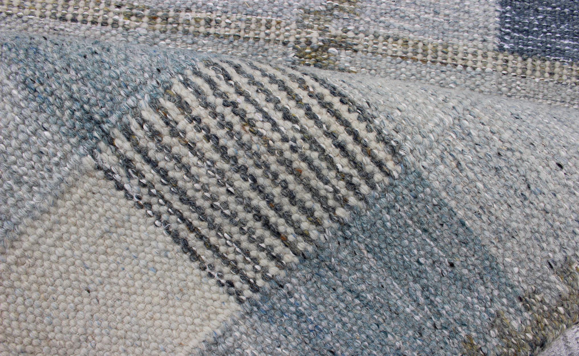 Tappeto a trama piatta in stile scandinavo con disegno a scacchiera in grigio e blu in vendita 1