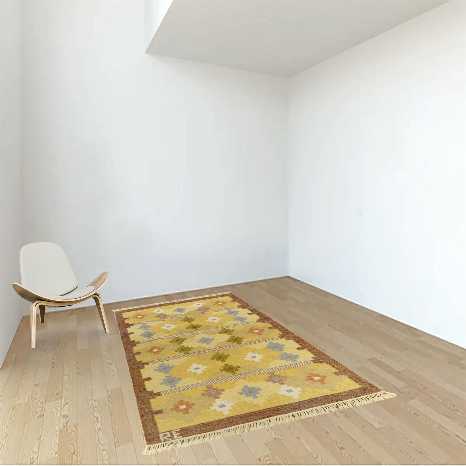 A vintage, hand-woven Swedish Kilim is a must-have for anyone who appreciates beautiful craftsmanship. Beautiful colors, in warm shades of yellow, geometric cross design.  
Woven in the classic flat-weave technique, this piece draws from traditional