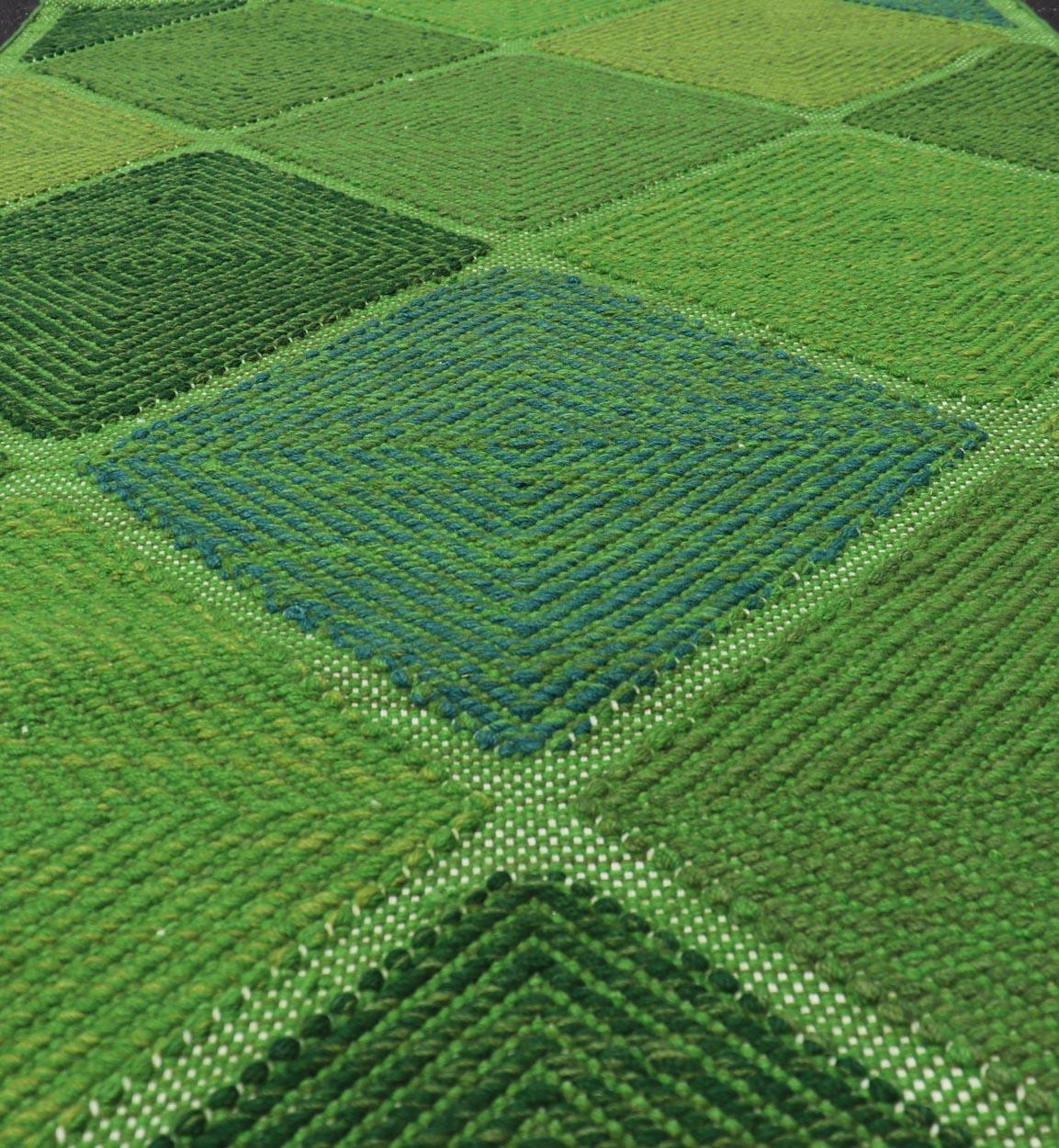 Maße: 4'0 x 6'2 
Skandinavischer Flachgewebeteppich mit geometrischen Mustern in sattem Grün. 
Keivan Woven Arts / Teppich / RJK-12010, Herkunftsland / Art: Indien / Skandinavischer Kelim, ca. 21. Jahrhundert. 
Bringen Sie die lebendige Energie der
