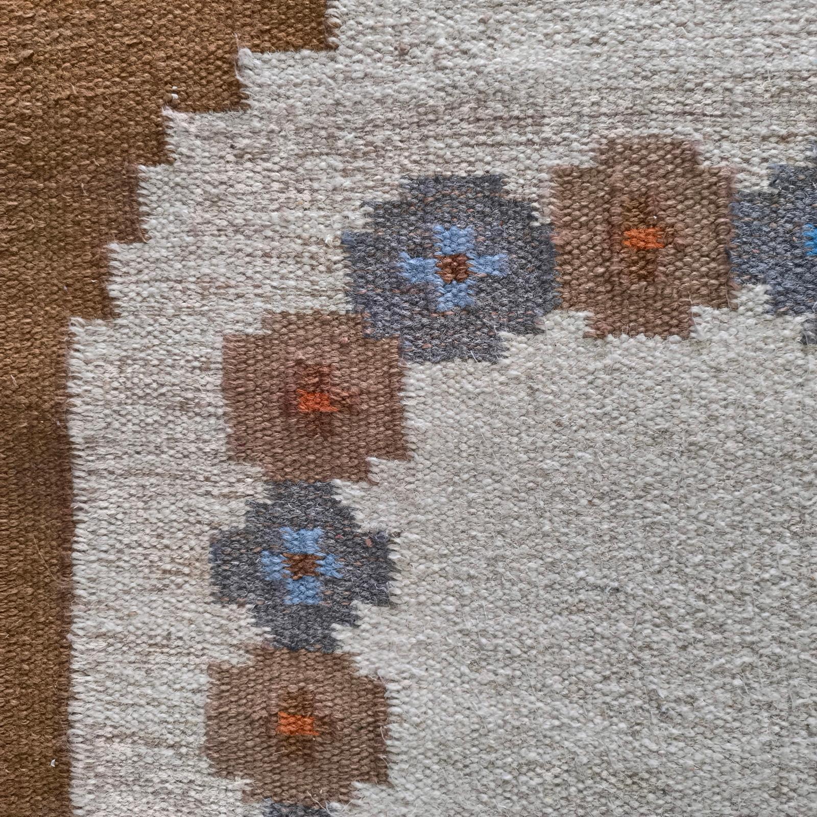 Tapis scandinave tissé à plat décoré de fleurs stylisées en vente 2